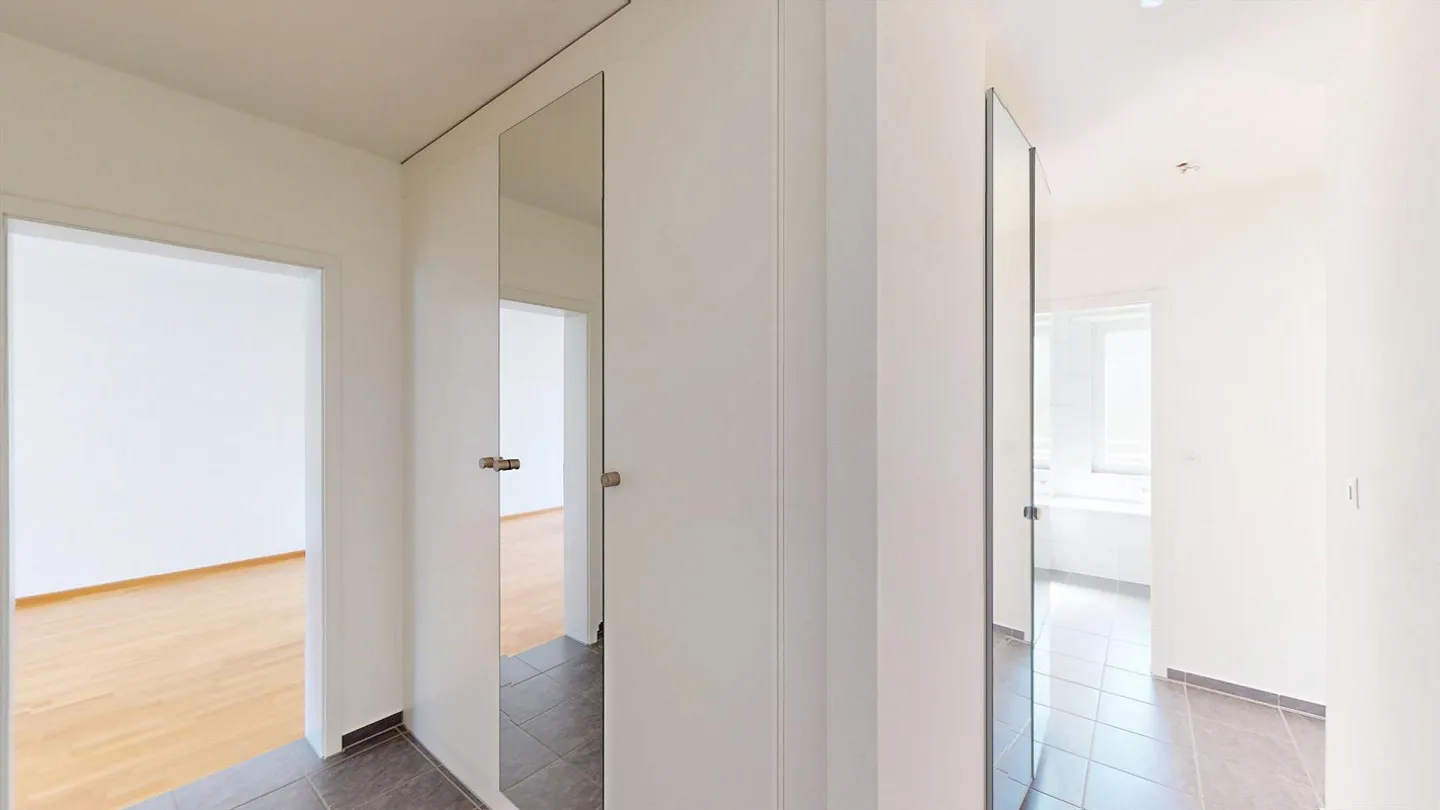 Charming 3.5-room apartment with two balconies attractive entry thanks to building rights - Photo 9 of 10