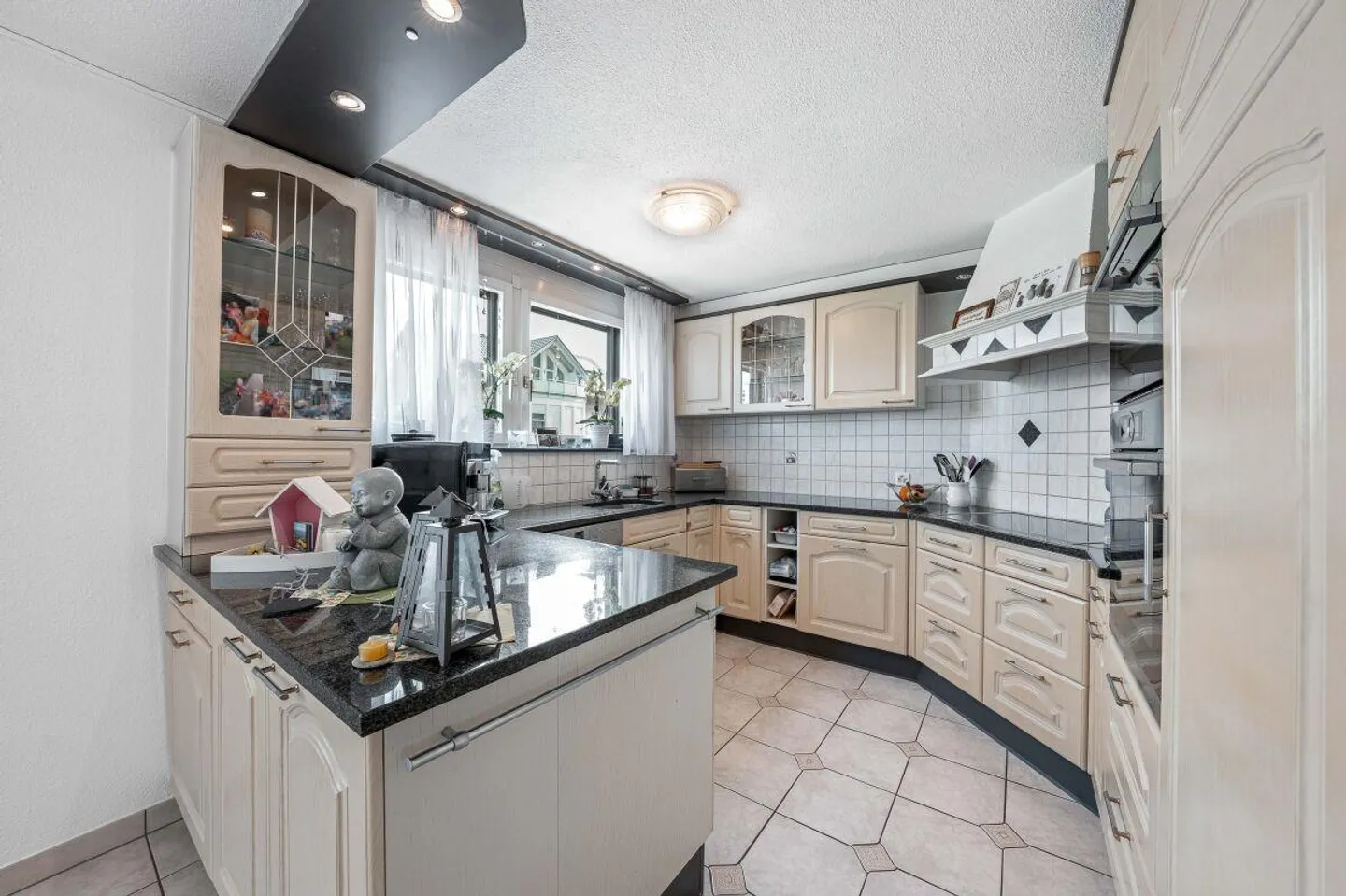 Bâtiment résidentiel et commercial - Photo 4 sur 12