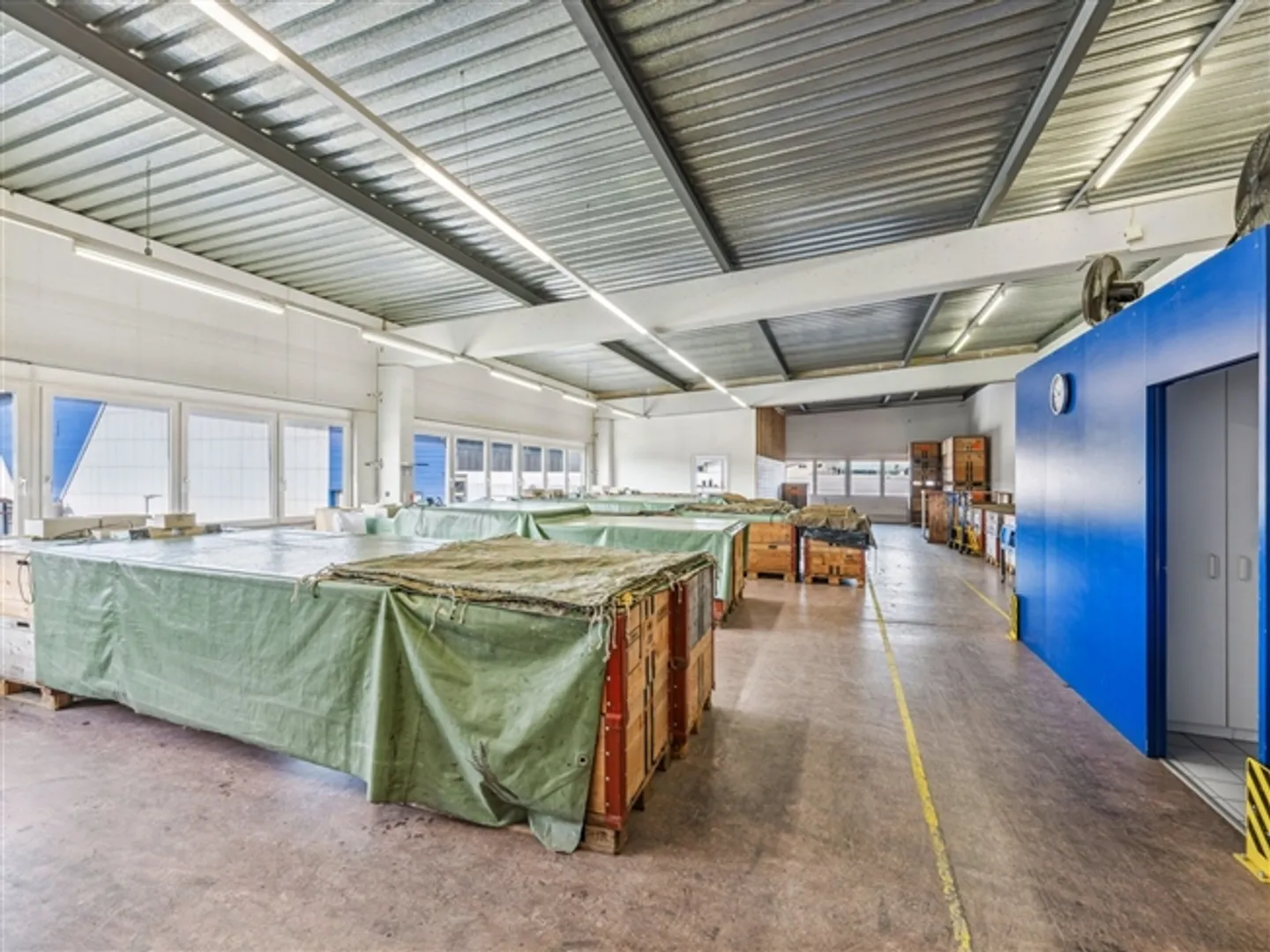 Spacious warehouse for rent in Knutwil - Photo 1 of 10