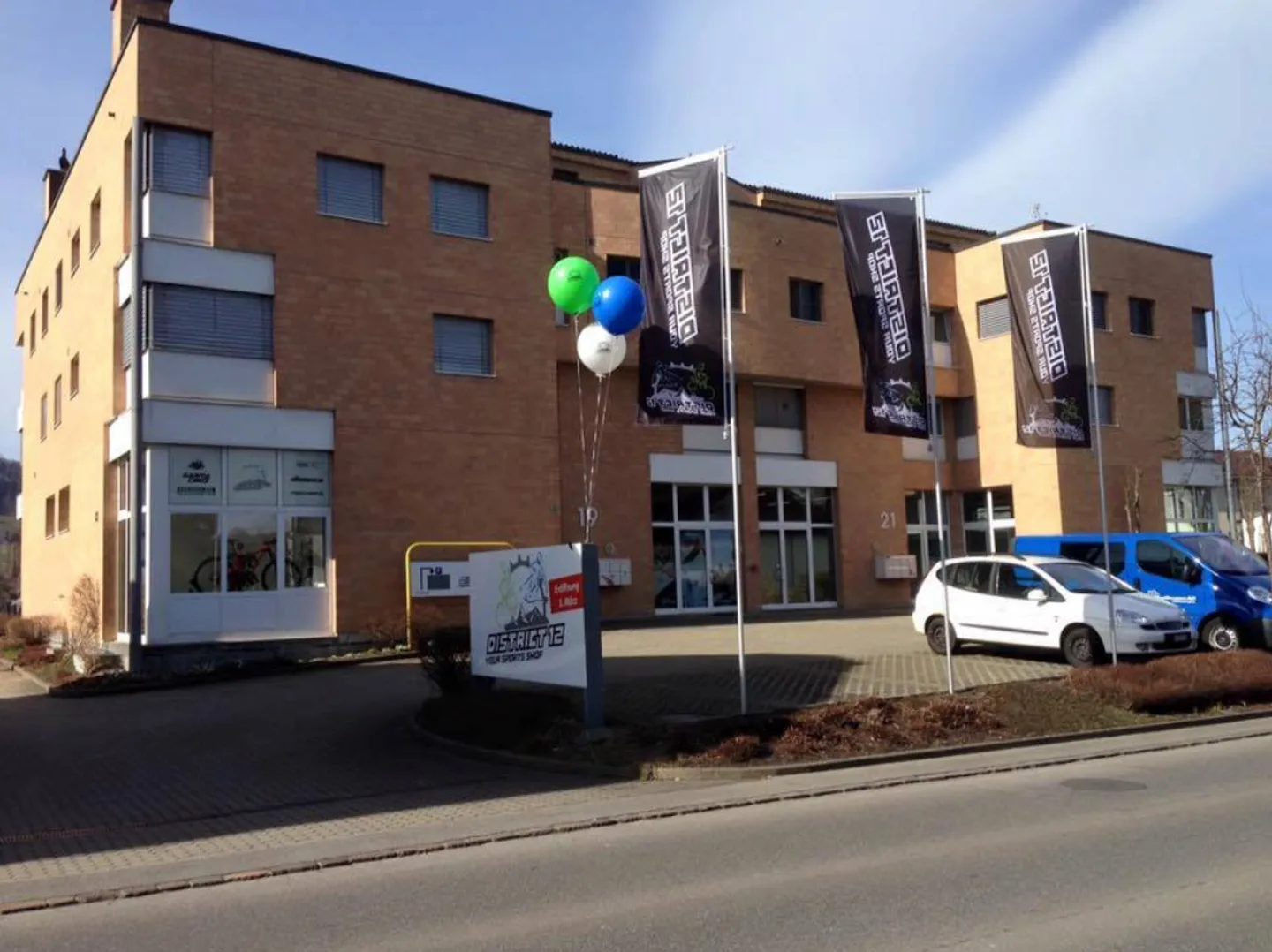 Spazio commerciale con opzioni di magazzino/ufficio - Foto 1 di 6