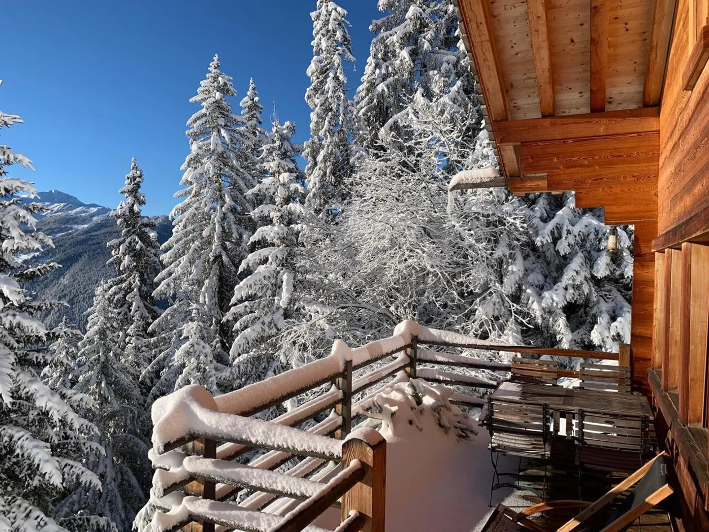 Chalet with Stunning Views - Photo 4 of 13