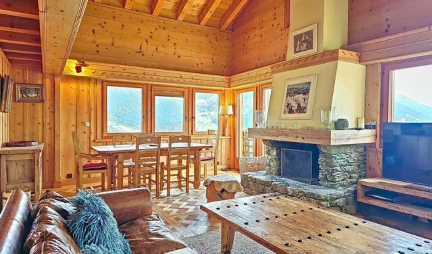 Chalet with Stunning Views - Photo 5 of 13