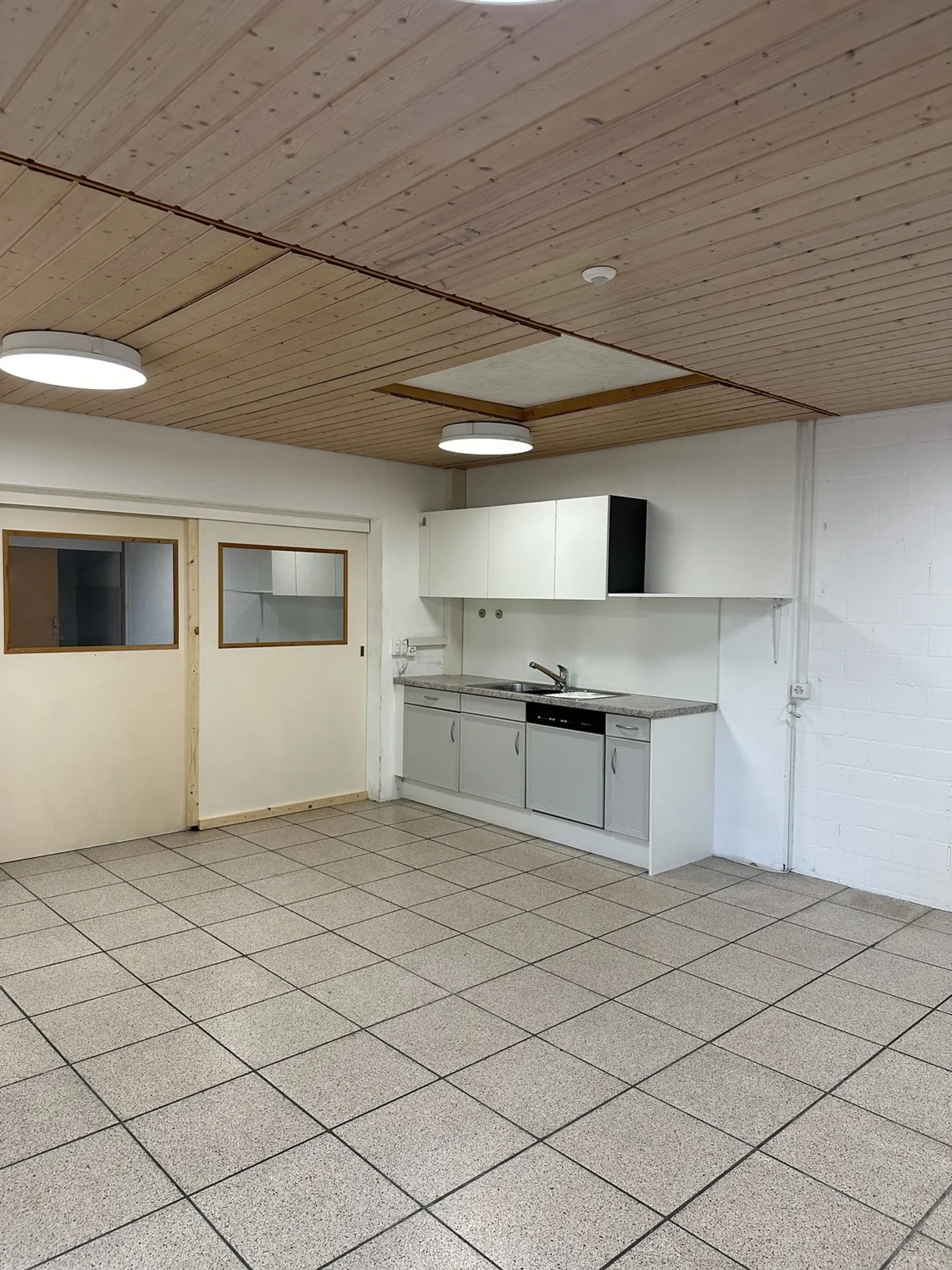 Spazio commerciale con opzioni di magazzino/ufficio - Foto 2 di 6