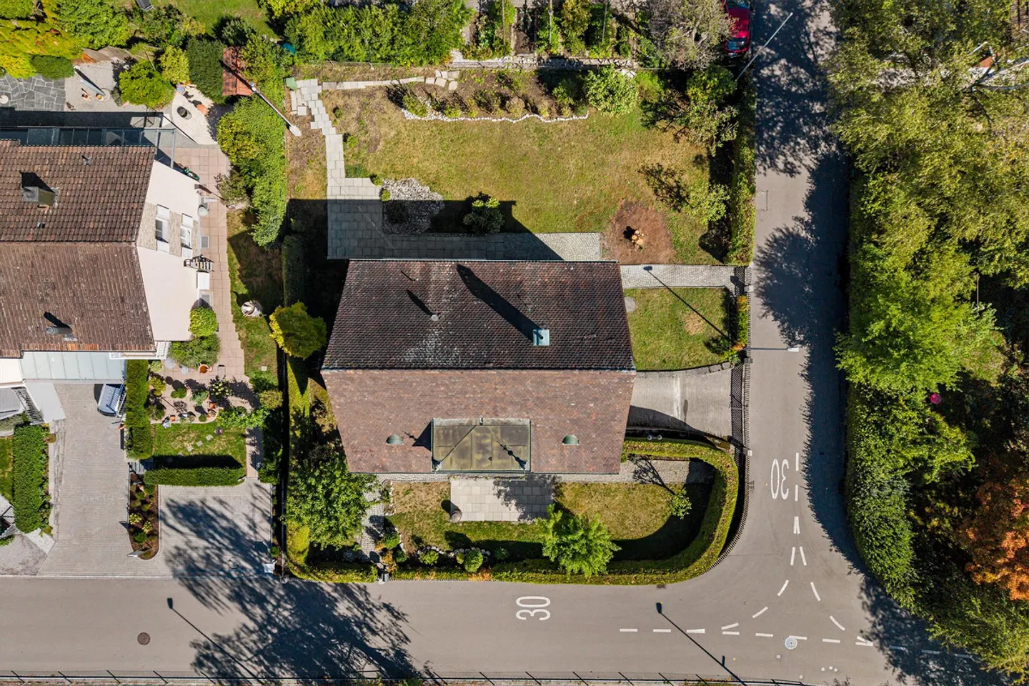 Casa caratteristica di 8,5 stanze con grande giardino in posizione centrale - Foto 3 di 30