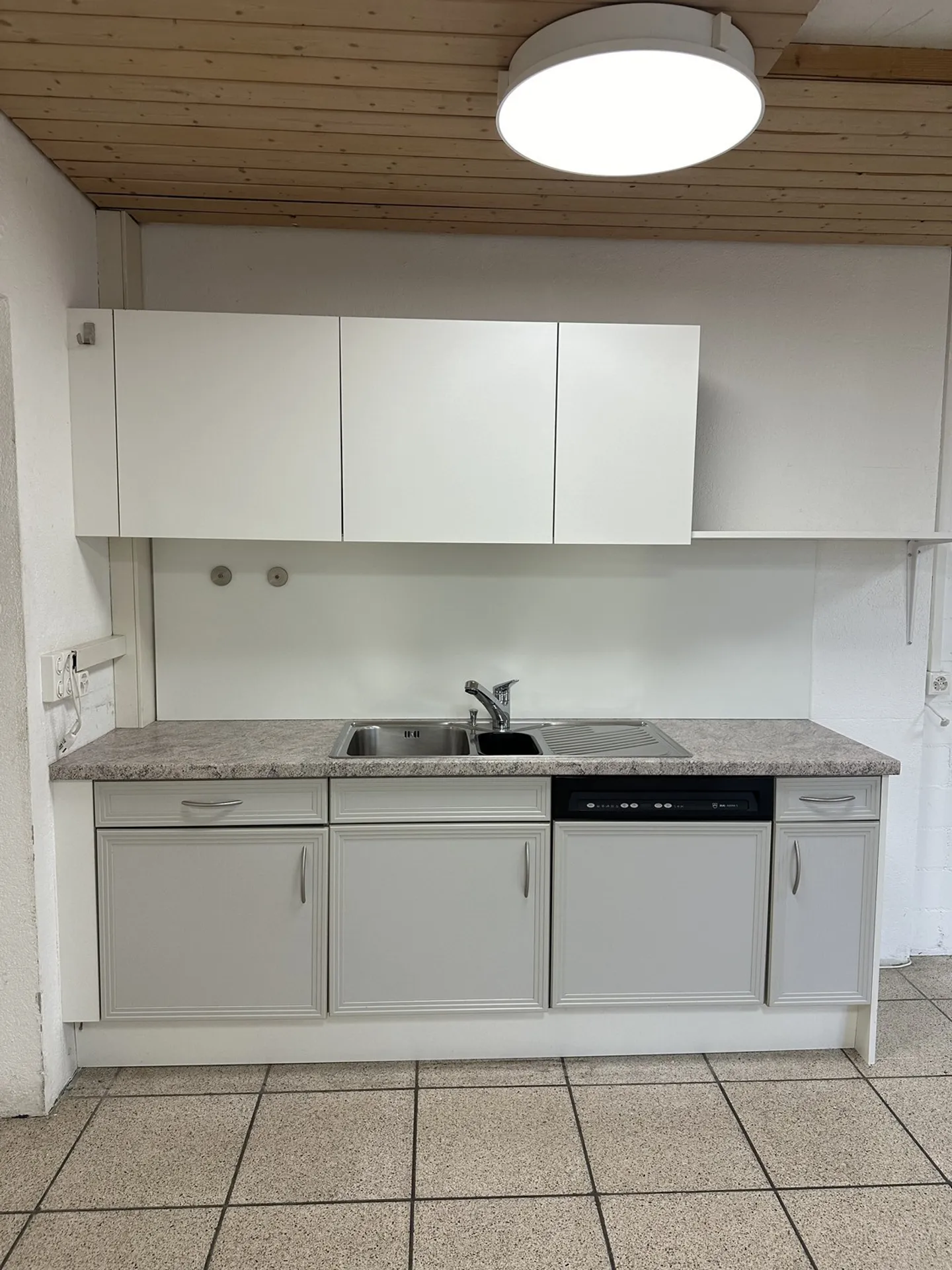 Spazio commerciale con opzioni di magazzino/ufficio - Foto 3 di 6