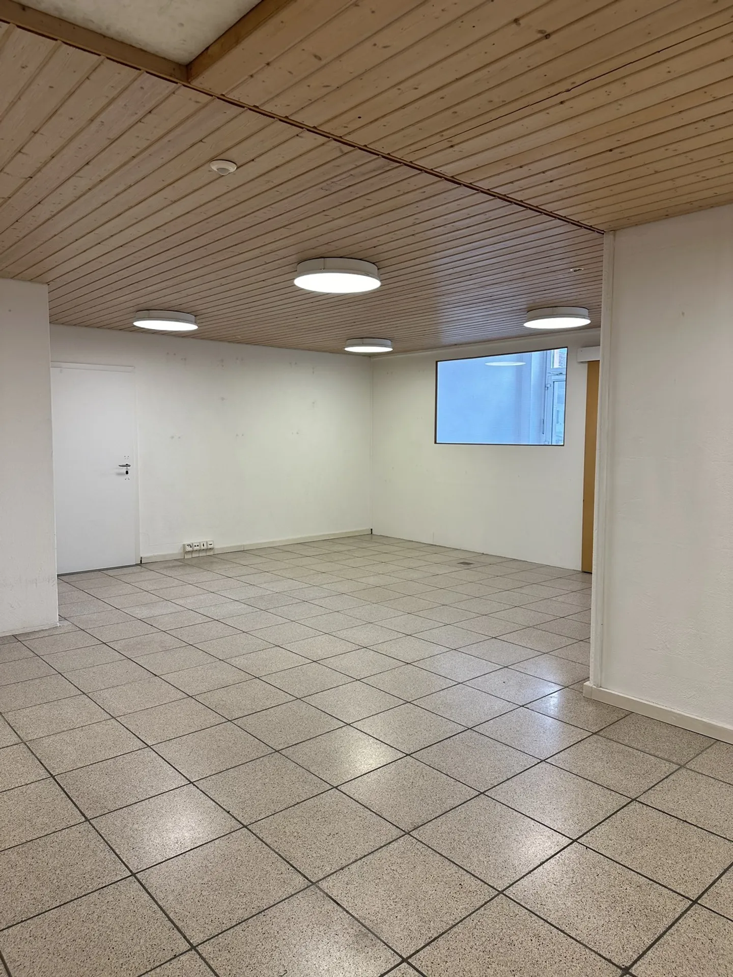 Spazio commerciale con opzioni di magazzino/ufficio - Foto 4 di 6