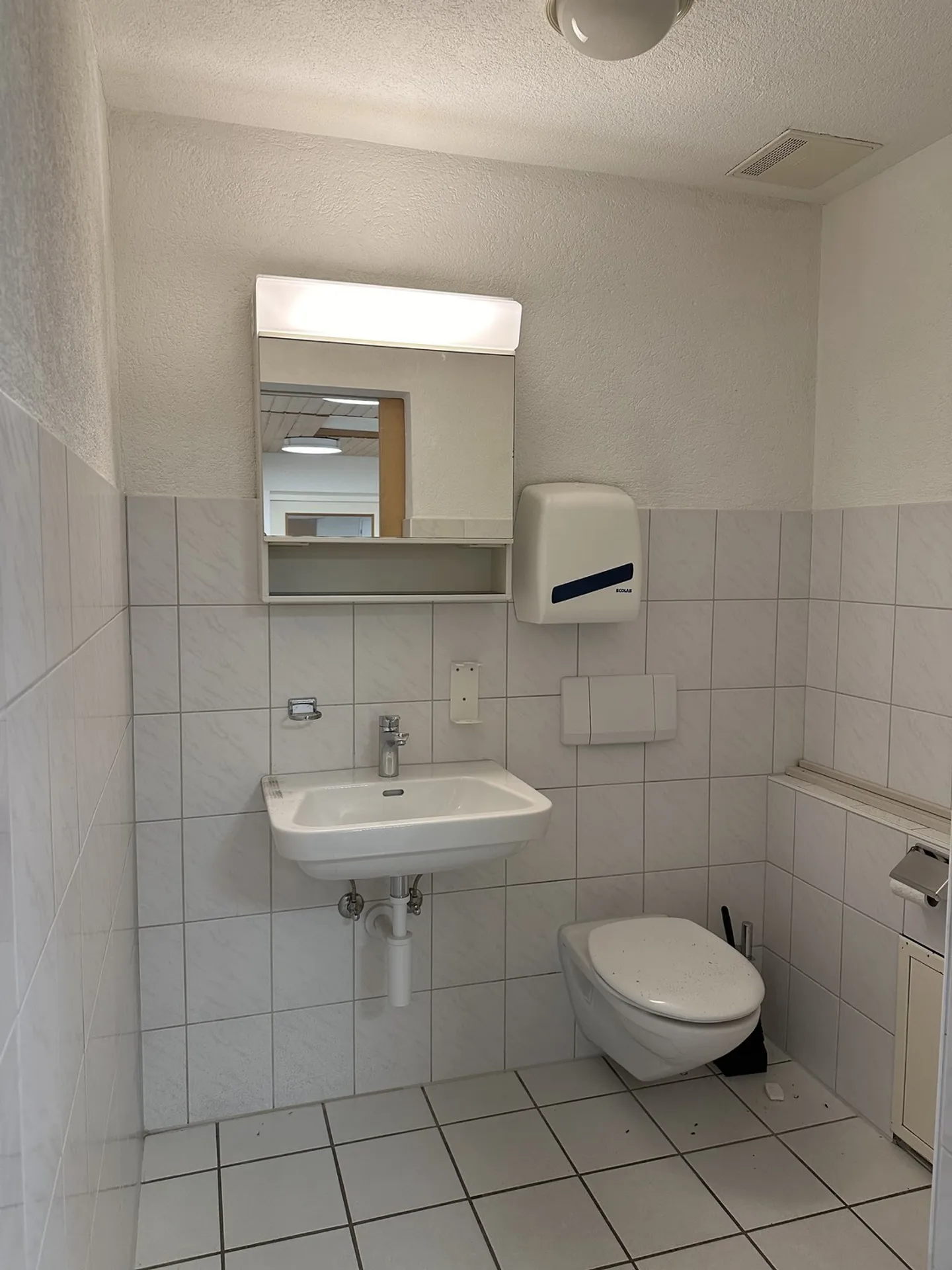 Spazio commerciale con opzioni di magazzino/ufficio - Foto 5 di 6