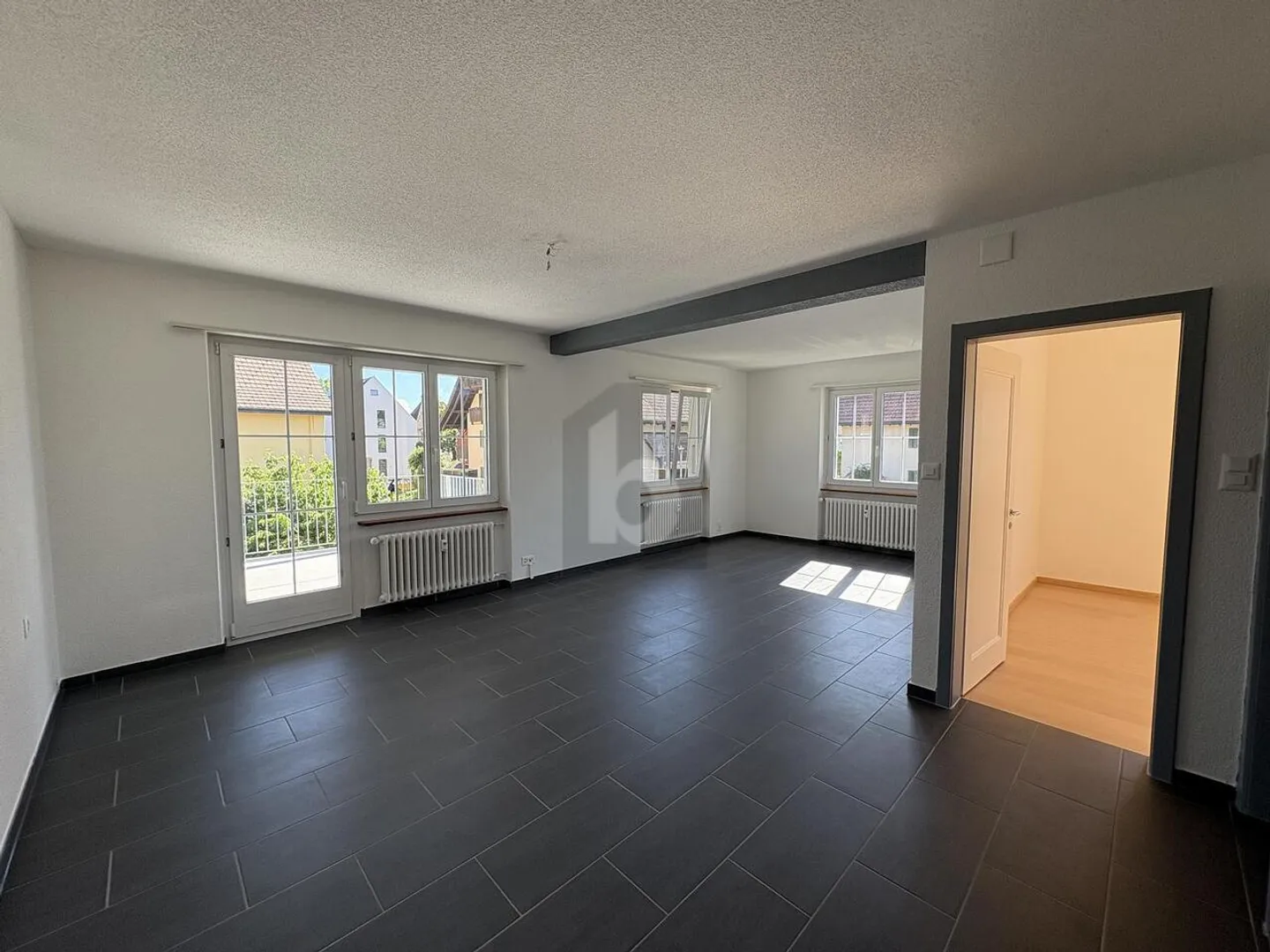 Helle Wohnung mit grossem Balkon - Foto 2 von 6