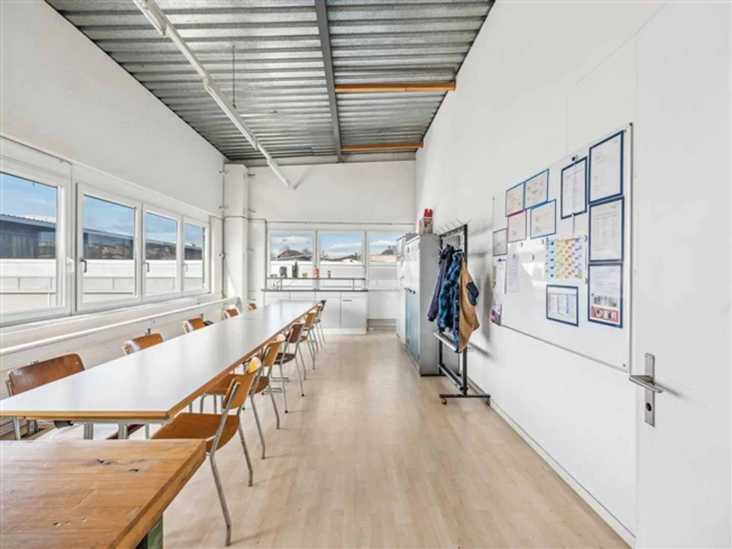 Spacious warehouse for rent in Knutwil - Photo 3 of 10