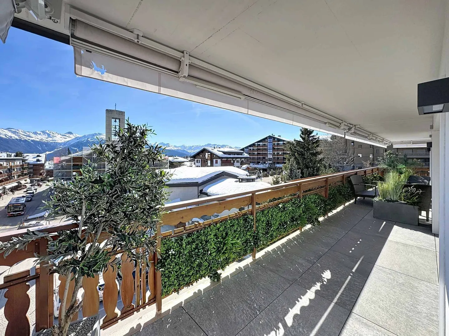 Exceptional situation in the heart of Crans with panoramic view - Photo 2 of 12