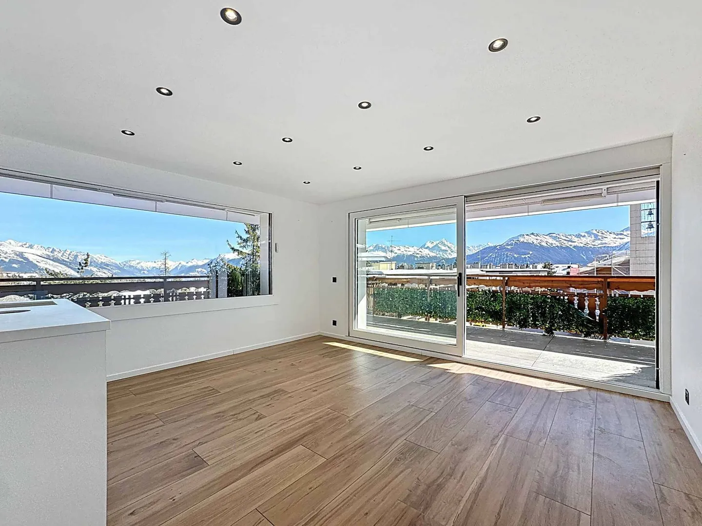 Exceptional situation in the heart of Crans with panoramic view - Photo 5 of 12