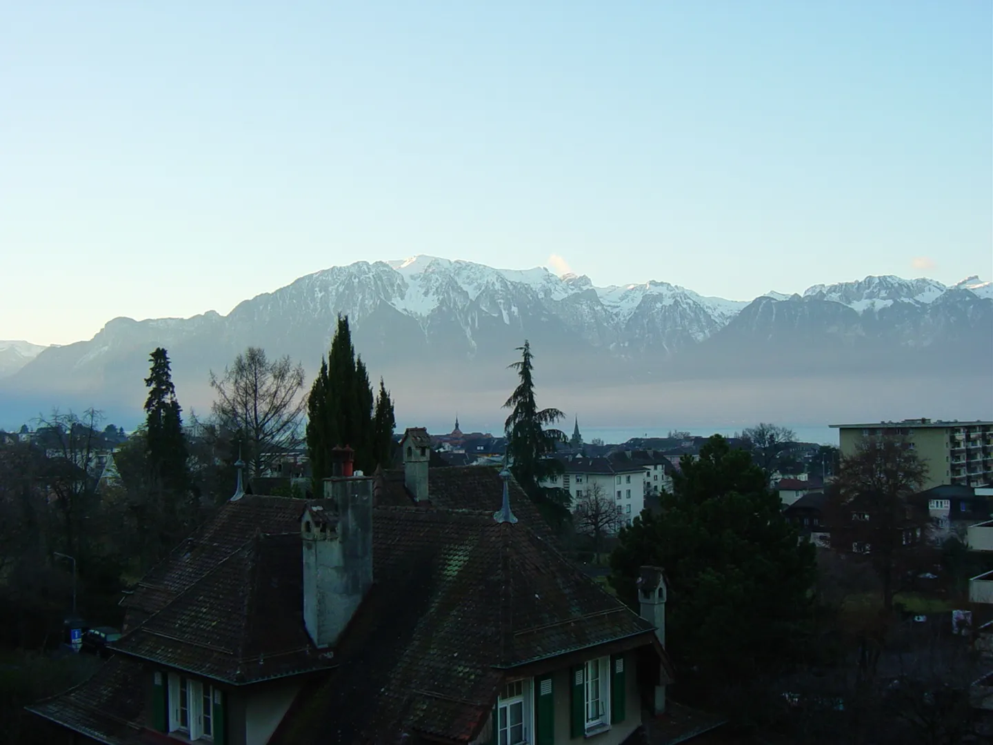 Appartamento ristrutturato con una bella vista sul lago e sulle Alpi. - Foto 2 di 8