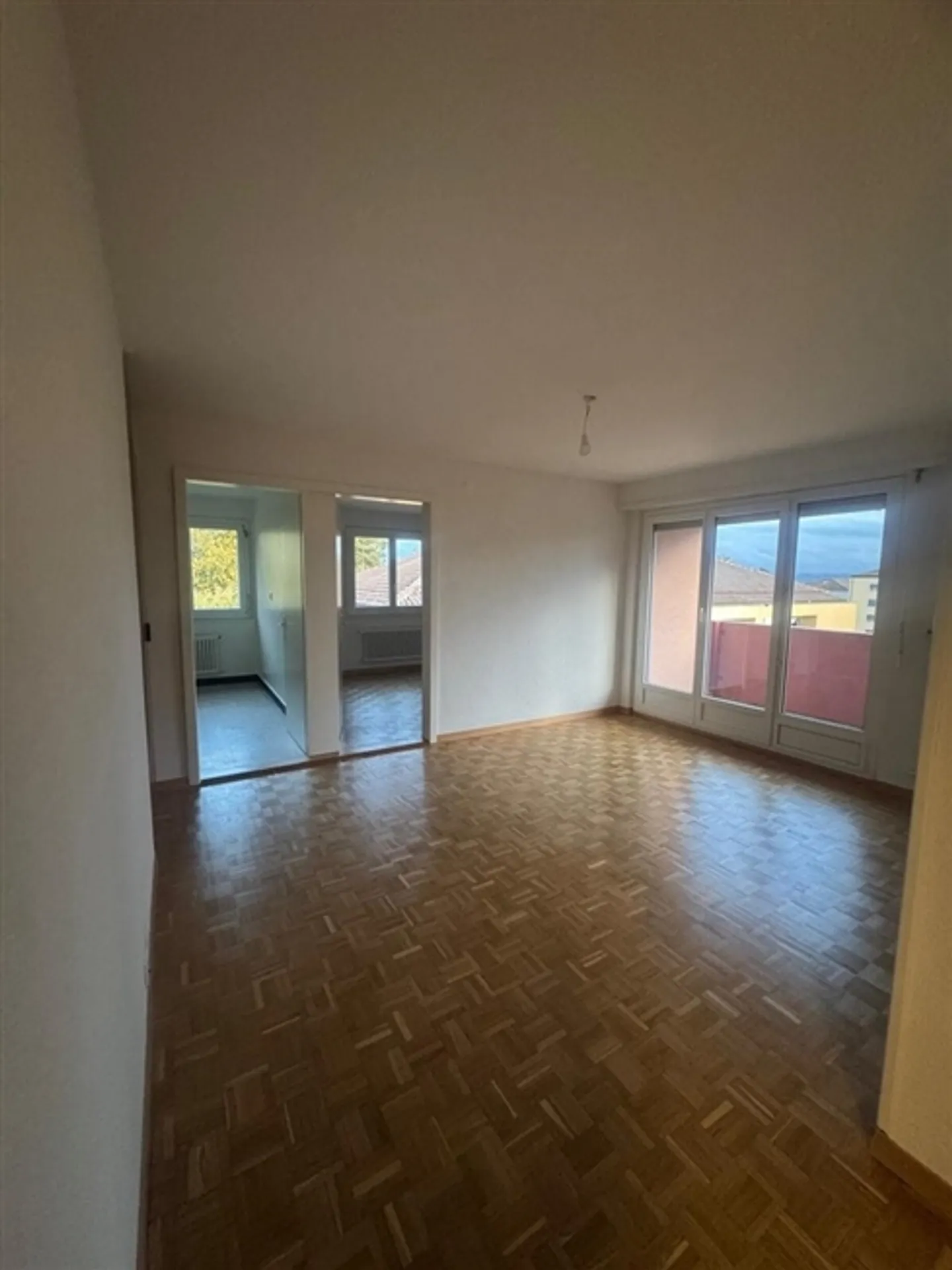 Bella appartamento di 3 stanze nella città di Orbe, rinfrescato - Foto 1 di 7