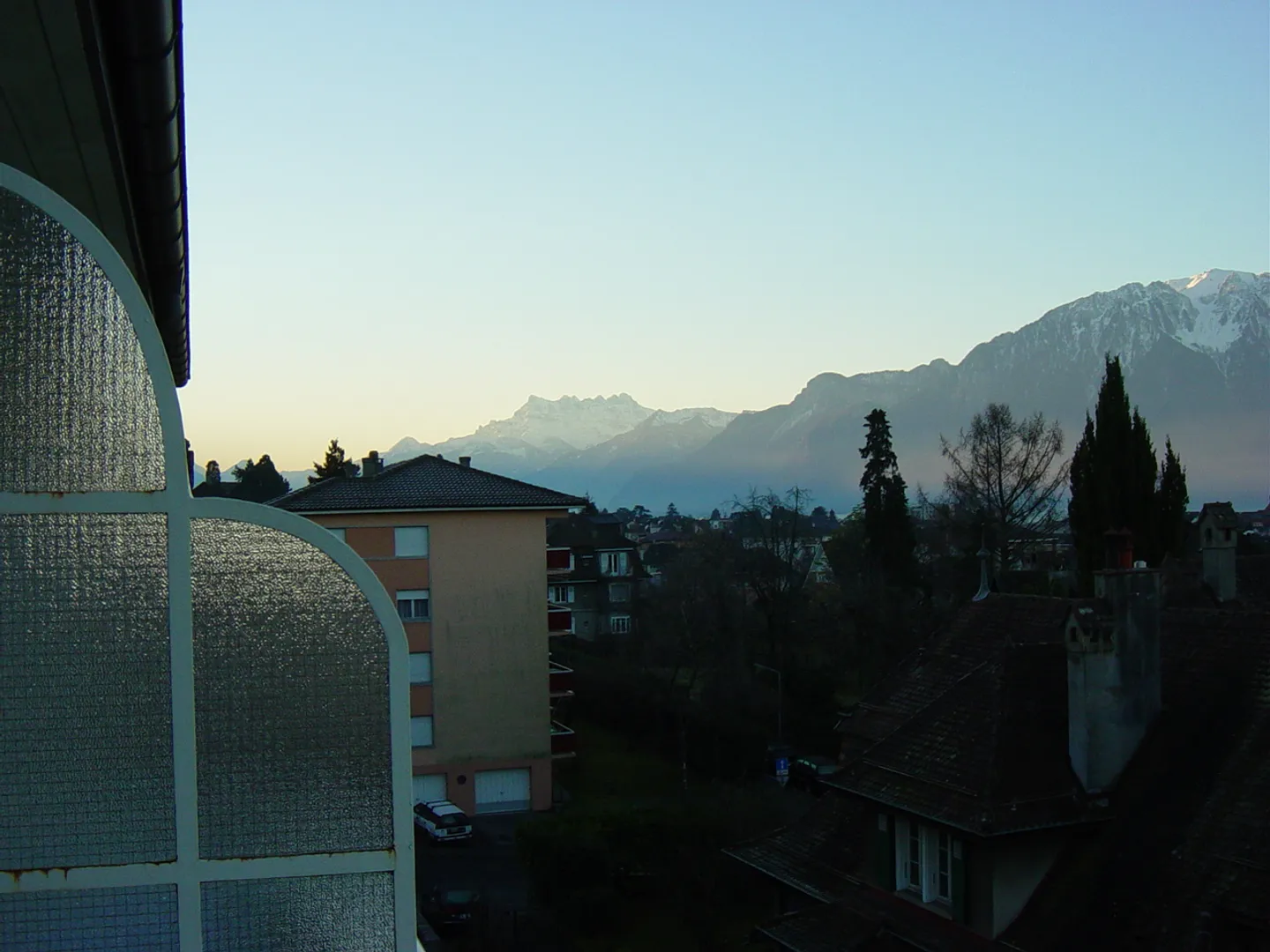 Appartamento ristrutturato con una bella vista sul lago e sulle Alpi. - Foto 7 di 8