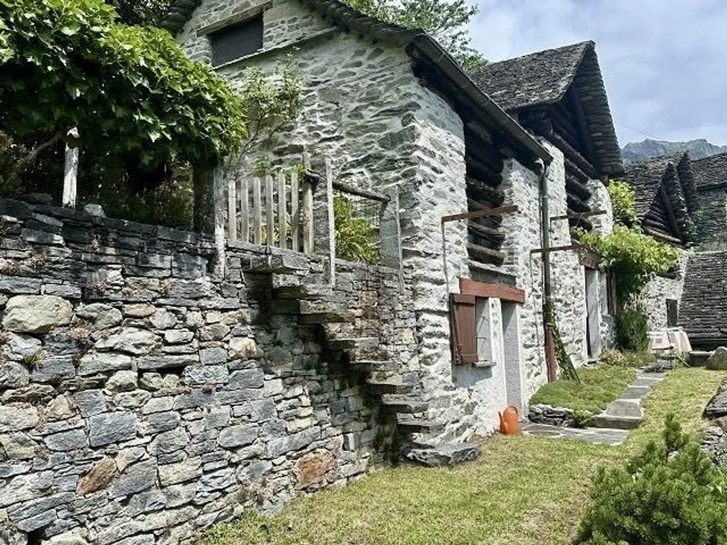 Rustico di 4 stanze con giardino in una posizione molto tranquilla e soleggiata... - Foto 1 di 34