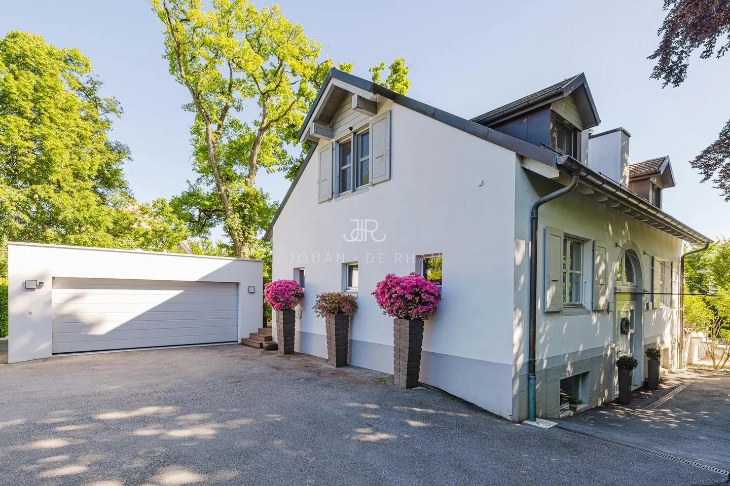 Elegance and Serenity / Renovated Detached Villa with Pool - Photo 3 of 11