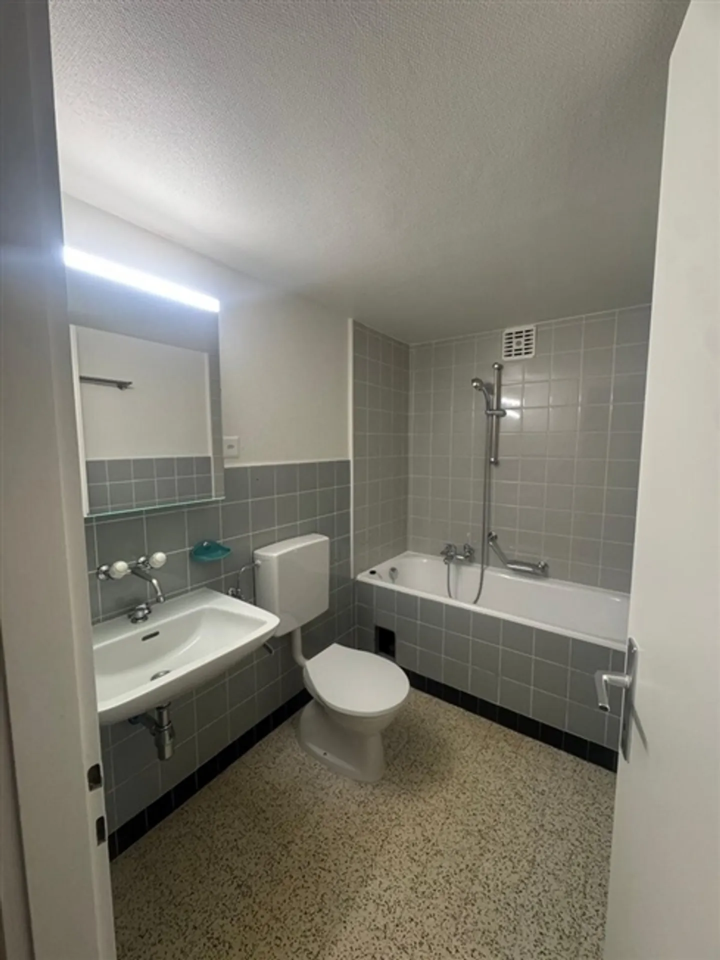 Bella appartamento di 3 stanze nella città di Orbe, rinfrescato - Foto 5 di 7