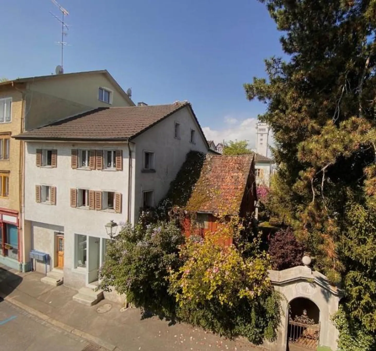Casa multigenerazionale con giardino in ottima posizione ad Arbon - Foto 1 di 10