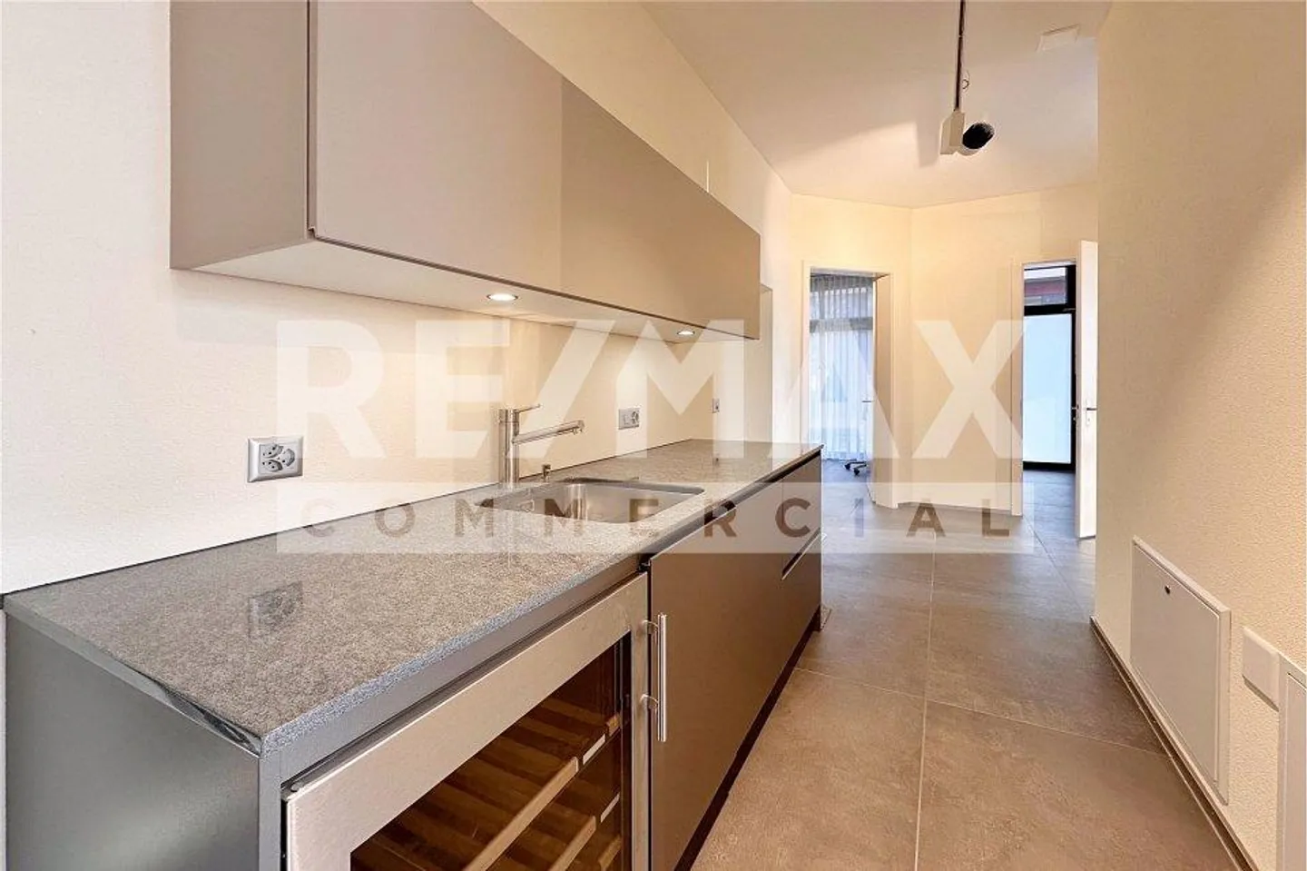 Un lieu avec impact : espace commercial avec style et potentiel - Photo 10 sur 13