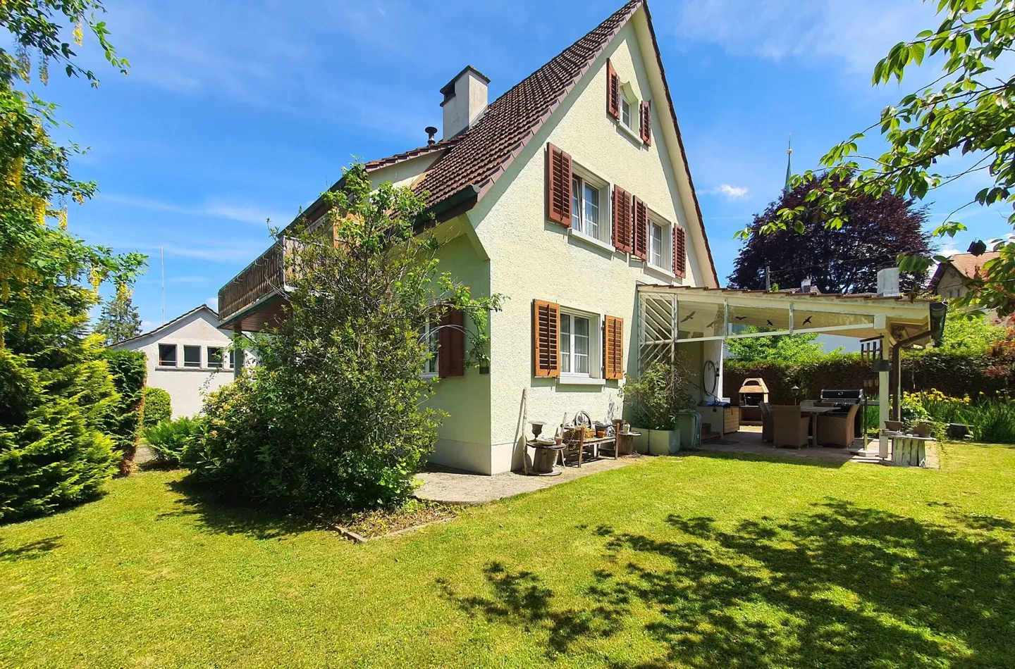 Freistehendes Einfamilienhaus mit grosszügigem Garten an zentraler Lage - Foto 2 von 10
