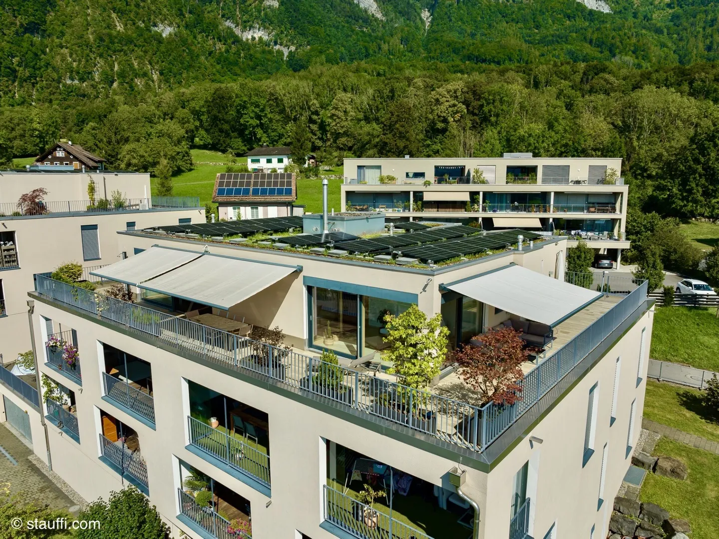 Stilvolle 5.5-Zimmer-Attikawohnung mit Weitsicht in bester Lage in der Steueroase - Foto 2 von 23