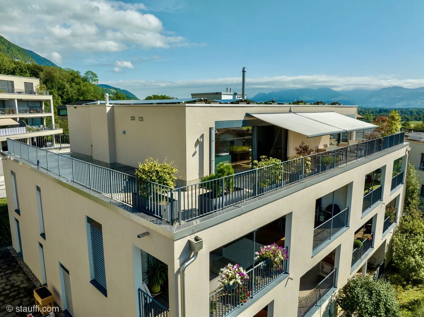 Stilvolle 5.5-Zimmer-Attikawohnung mit Weitsicht in bester Lage in der Steueroase - Foto 3 von 23