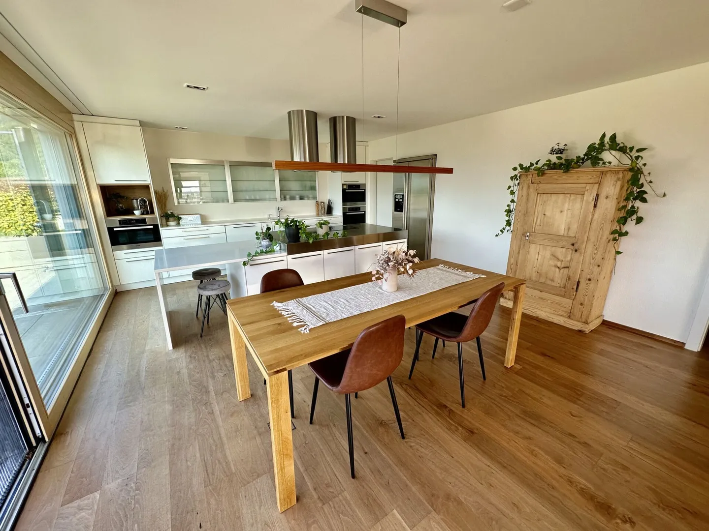 Stilvolle 5.5-Zimmer-Attikawohnung mit Weitsicht in bester Lage in der Steueroase - Foto 4 von 23