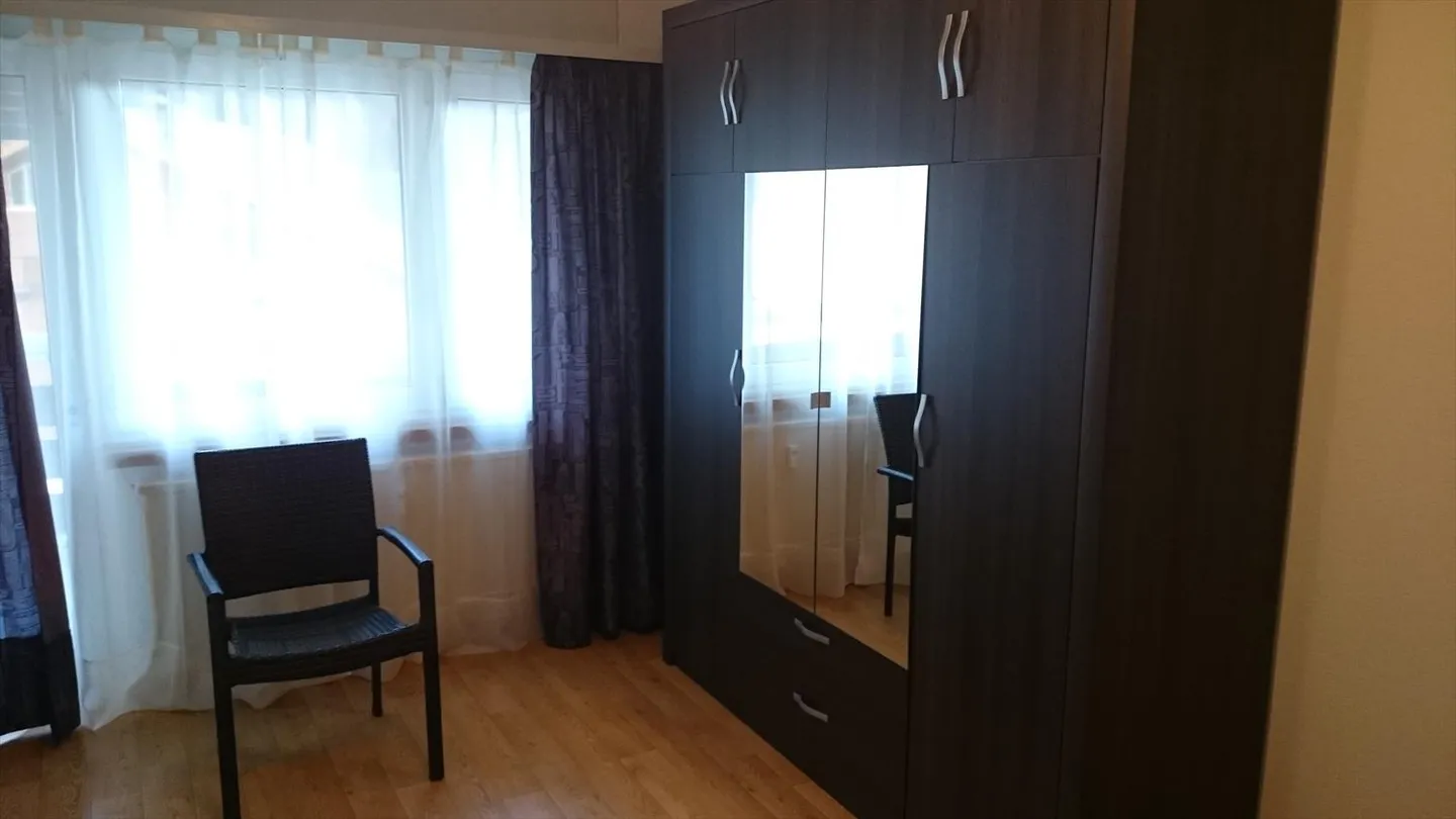 «Appartementhaus 2.5-02, helle 2.5-Zimmer Attikawohnung mit 2 Balkonen und wunderschöner Blick» - Foto 4 von 10