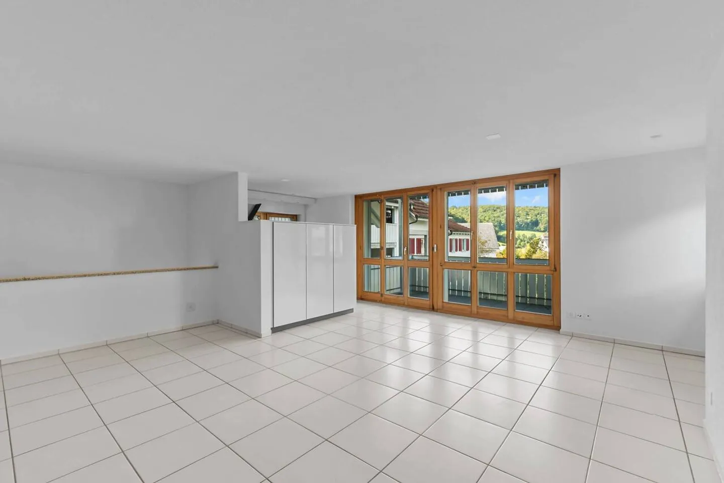 Light-flooded maisonette apartment in idyllic location with balcony! - Photo 4 of 9