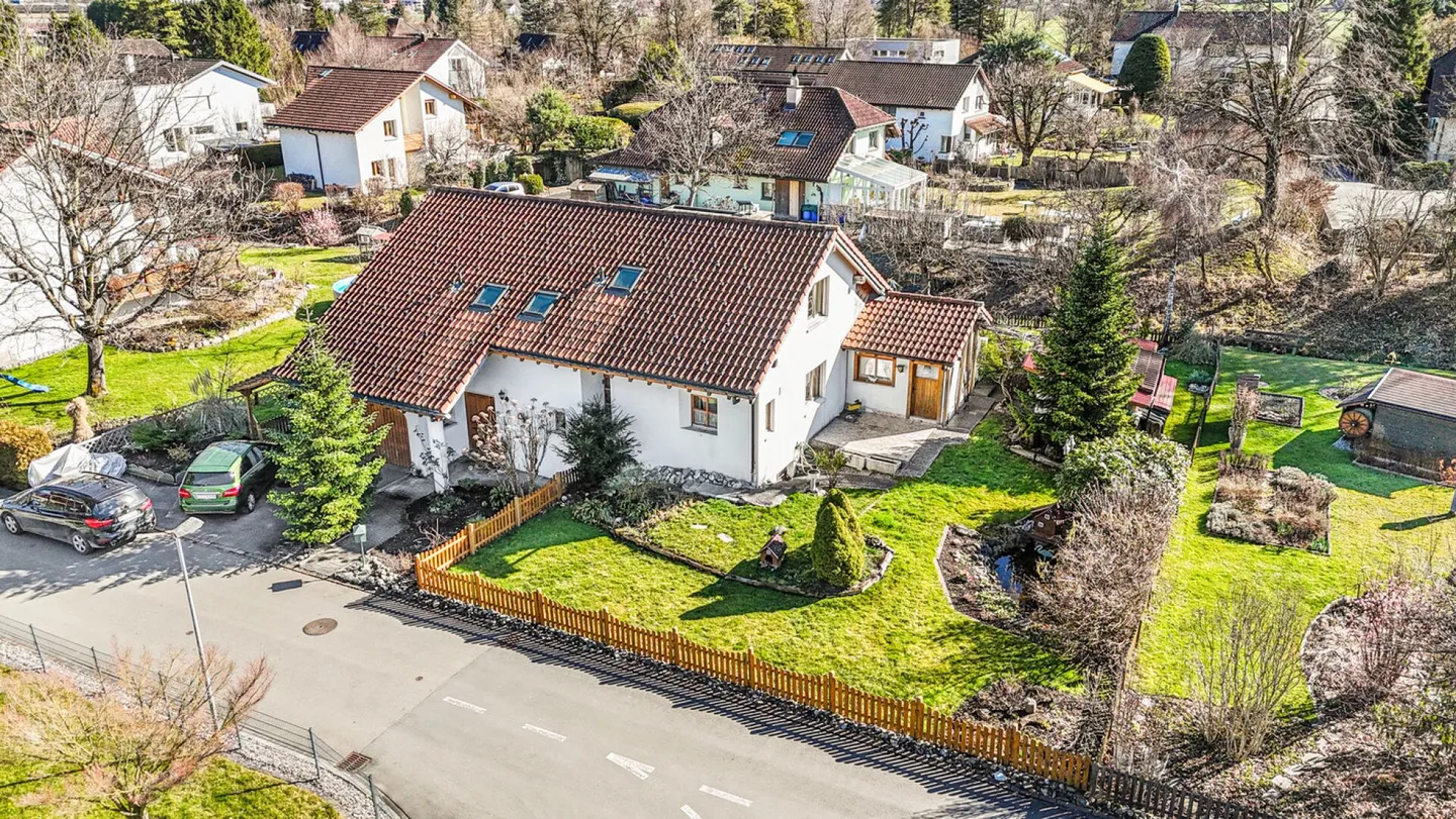 Grosszügiges Einfamilienhaus mit Garten - Foto 2 von 33