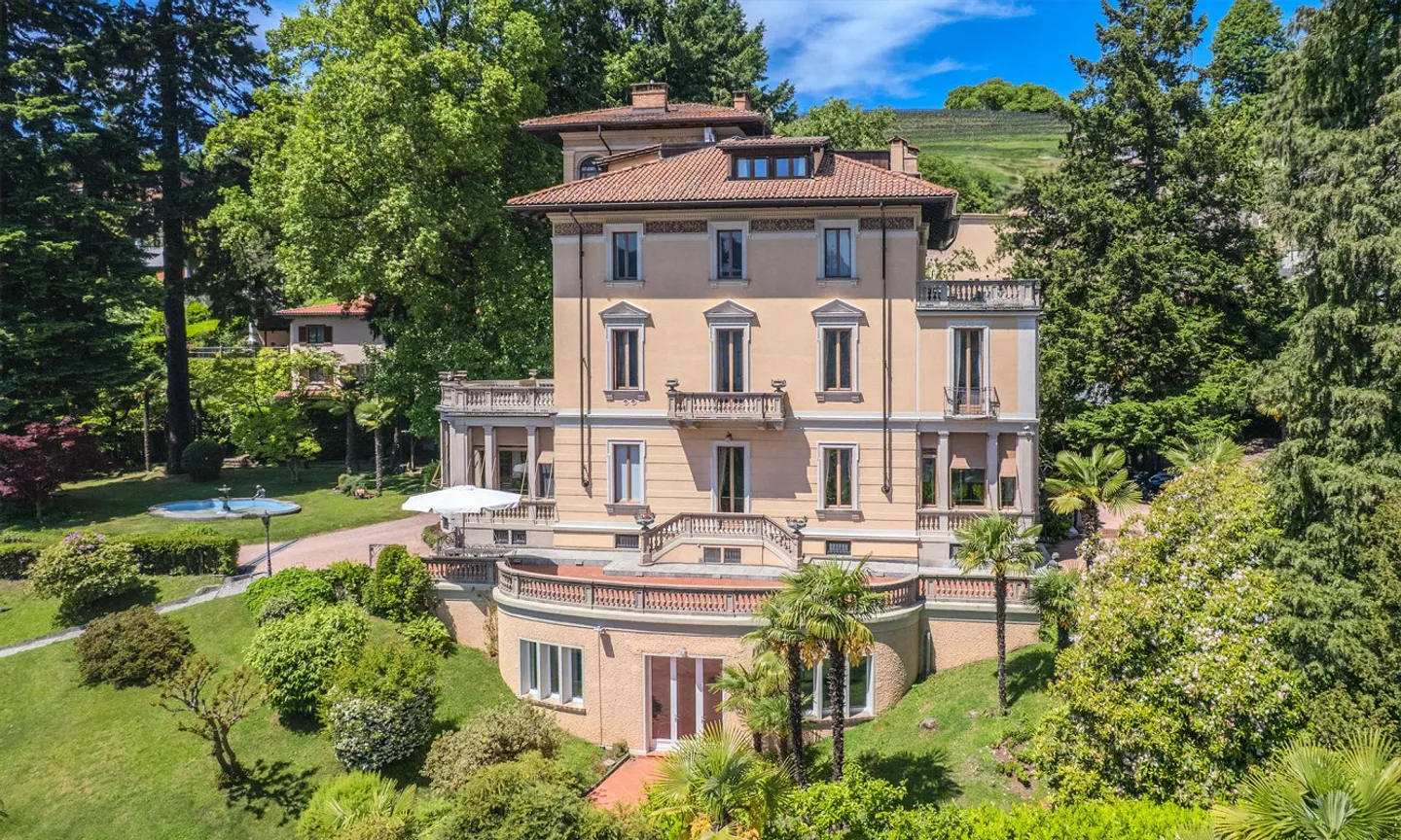 Beautiful villa with 14.5 rooms and breathtaking views in Porza - Photo 1 of 9