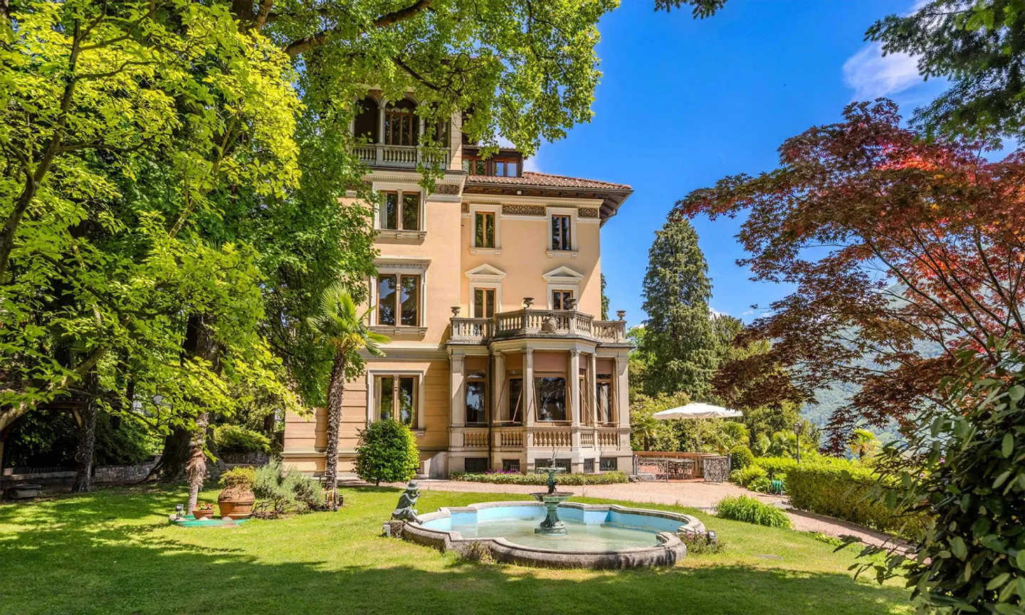 Beautiful villa with 14.5 rooms and breathtaking views in Porza - Photo 2 of 9