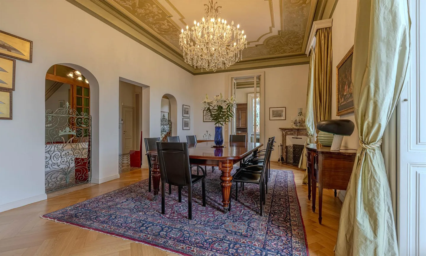 Beautiful villa with 14.5 rooms and breathtaking views in Porza - Photo 5 of 9