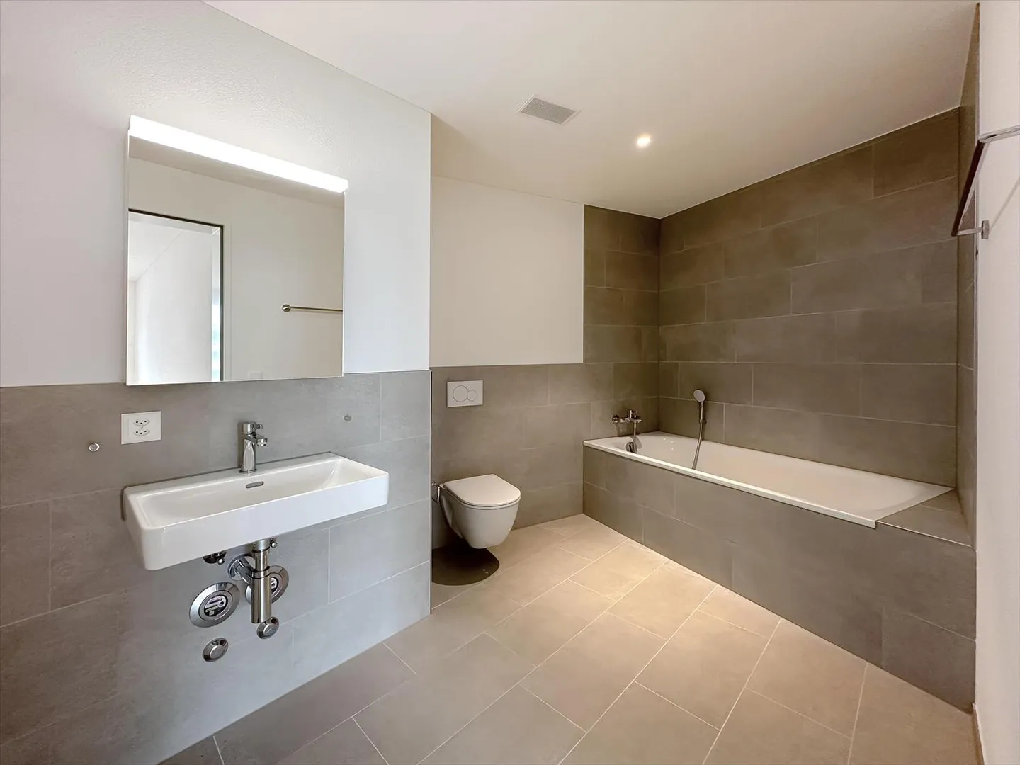 High-quality and modern apartment in a quiet neighborhood! - Photo 4 of 6