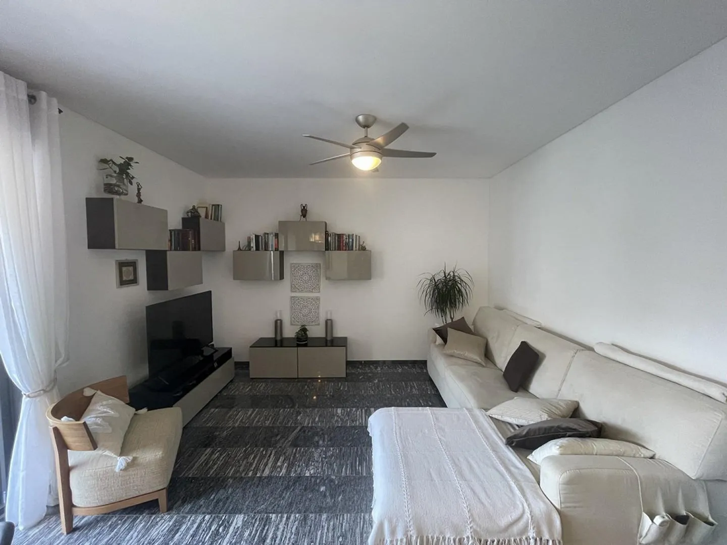 ELEGANTE APPARTAMENTO 4.5 ALL'ULTIMO PIANO CON DUE POSTEGGI - Photo 4 sur 13