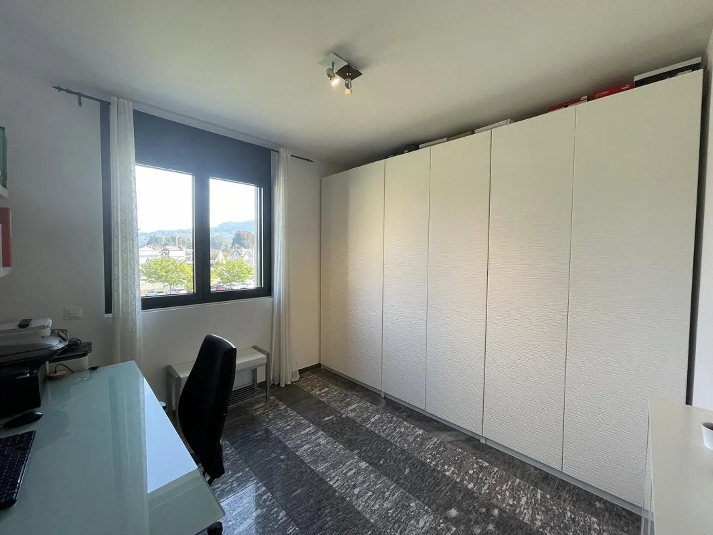 ELEGANTE APPARTAMENTO 4.5 ALL'ULTIMO PIANO CON DUE POSTEGGI - Photo 9 sur 13