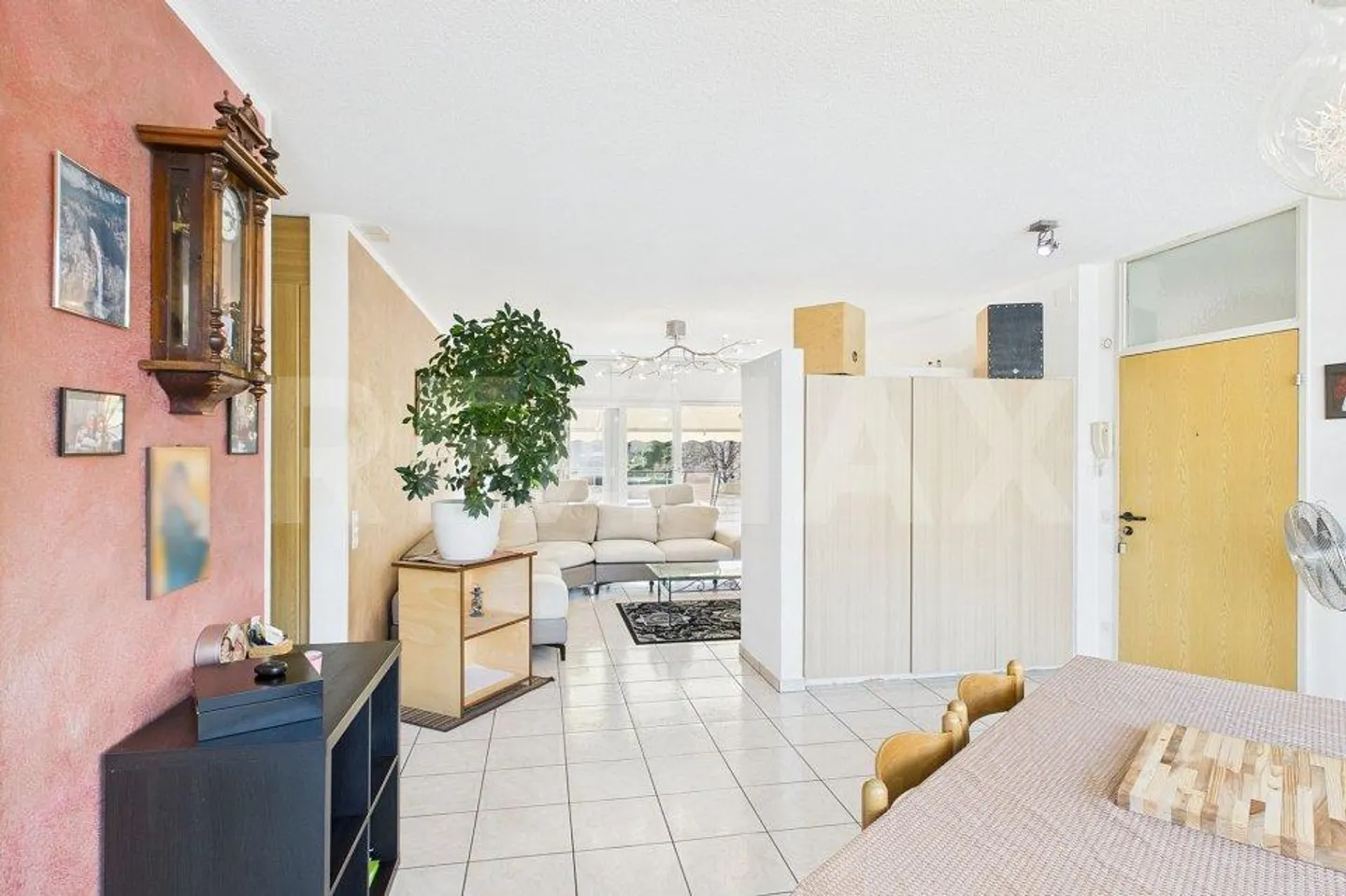 Bright 3 ½ room apartment with terrace in a convenient and residential area - Photo 2 of 13