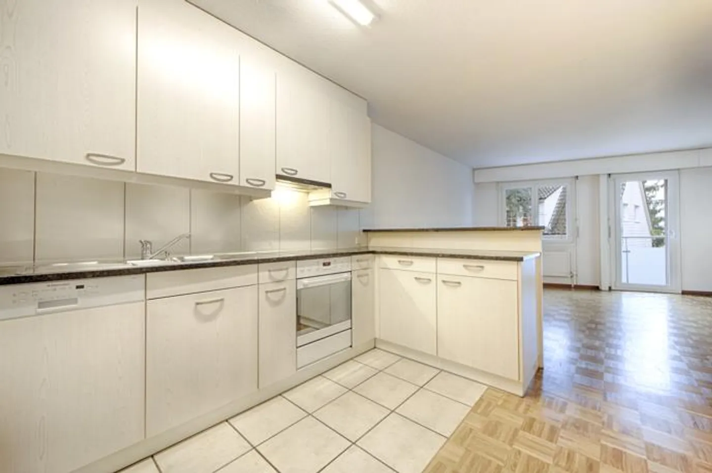 Zona residenziale tranquilla sopra i tetti della città - Foto 2 di 9