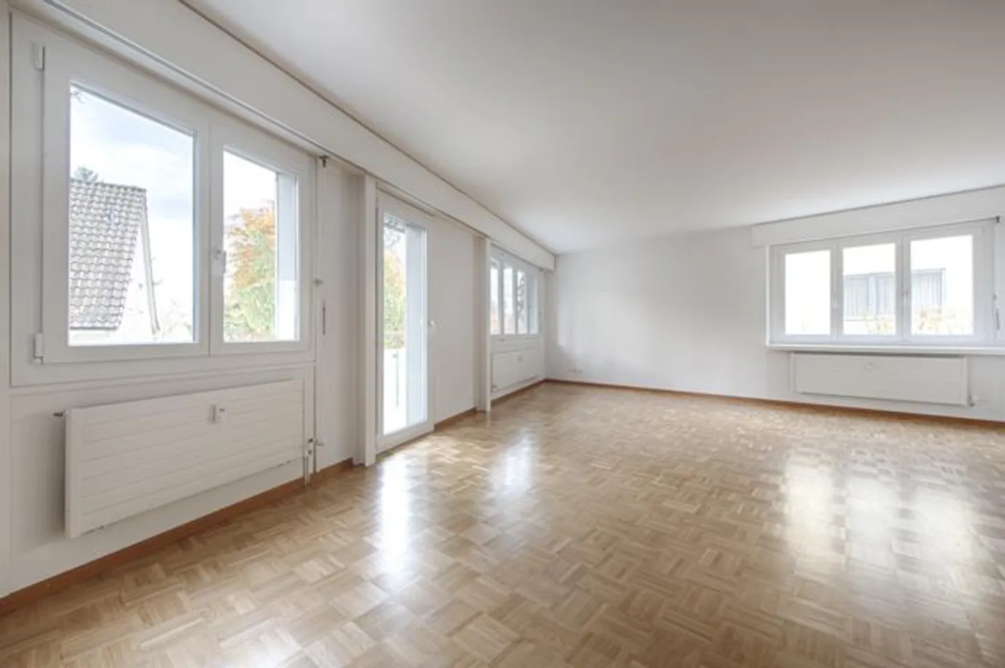 Zona residenziale tranquilla sopra i tetti della città - Foto 5 di 9