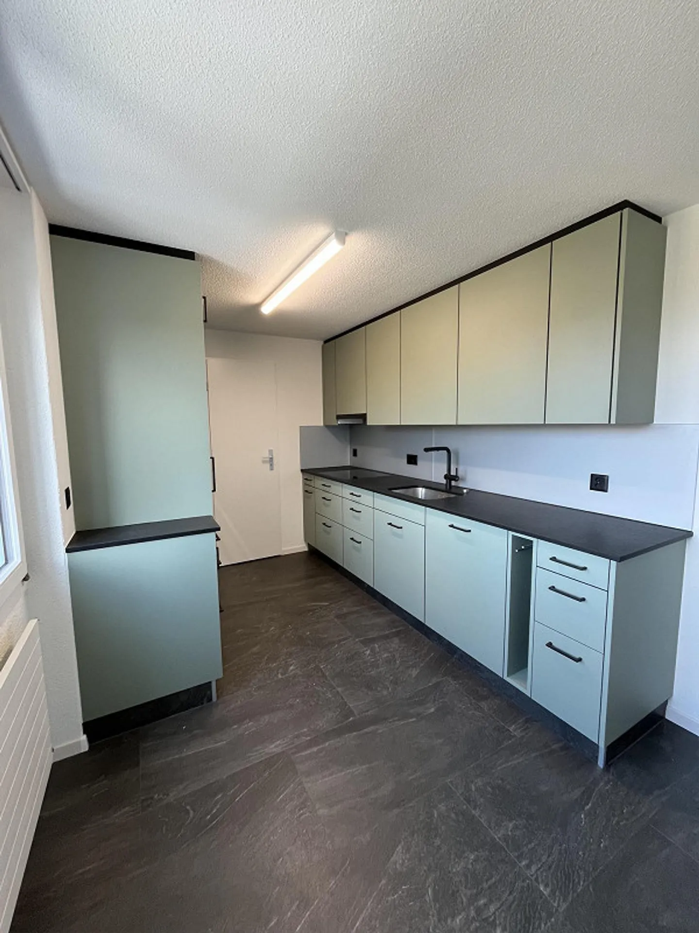 Appartamento mansardato ristrutturato di 2½ locali disponibile subito a Thun - Foto 2 di 5