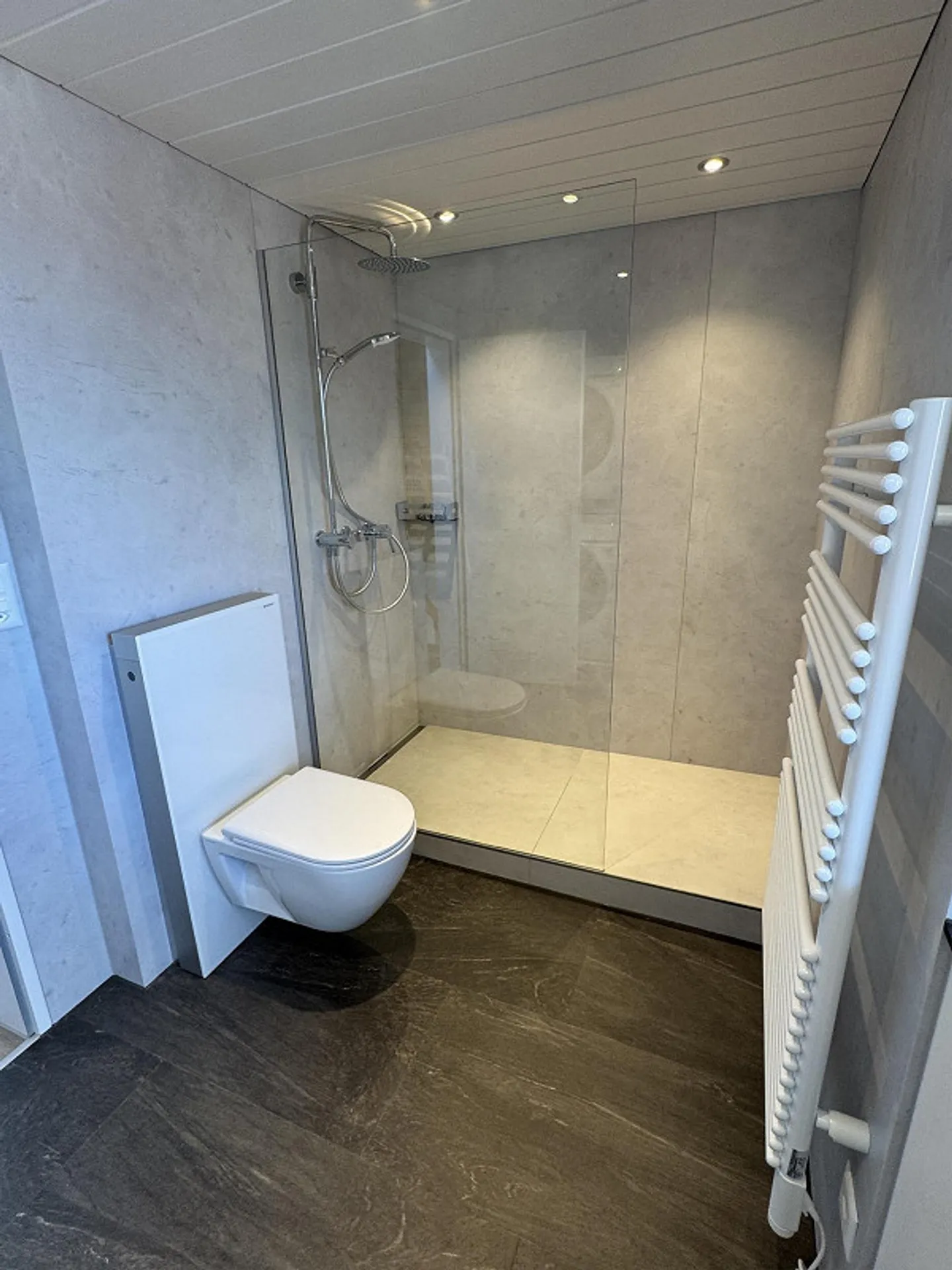 Appartamento mansardato ristrutturato di 2½ locali disponibile subito a Thun - Foto 3 di 5