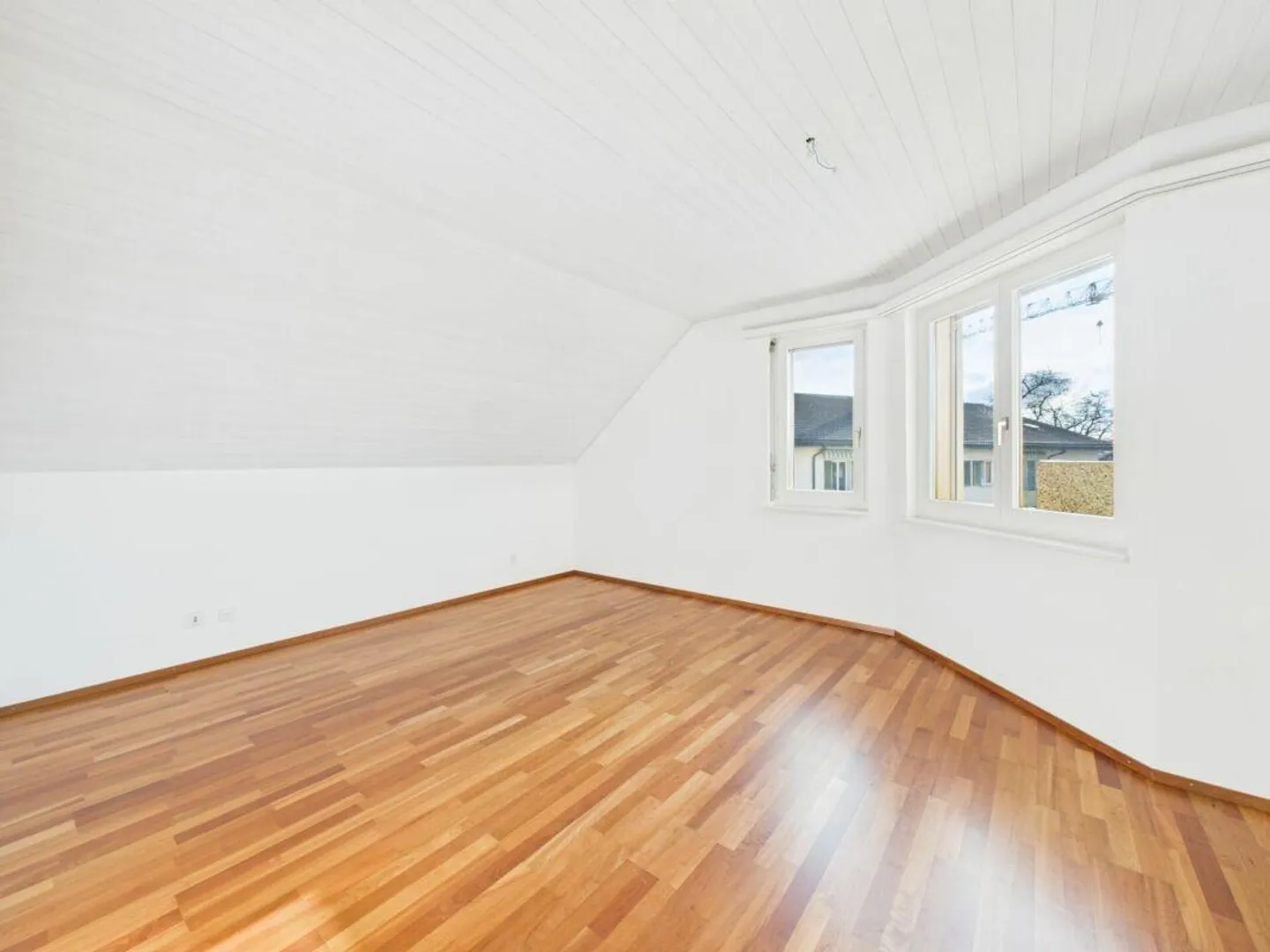 Appartamento attico luminoso con camino e grande balcone - Foto 2 di 10