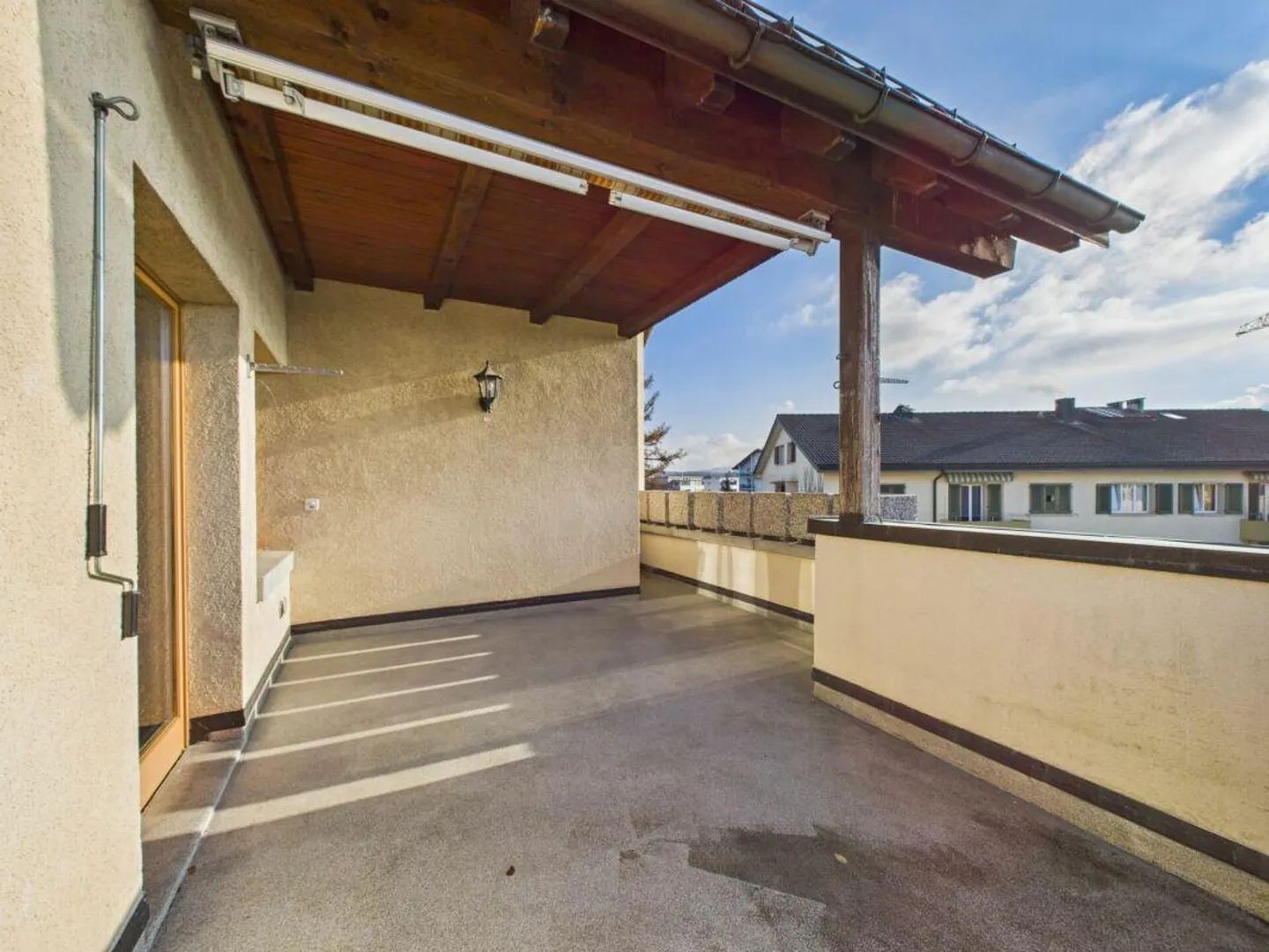 Appartamento attico luminoso con camino e grande balcone - Foto 10 di 10