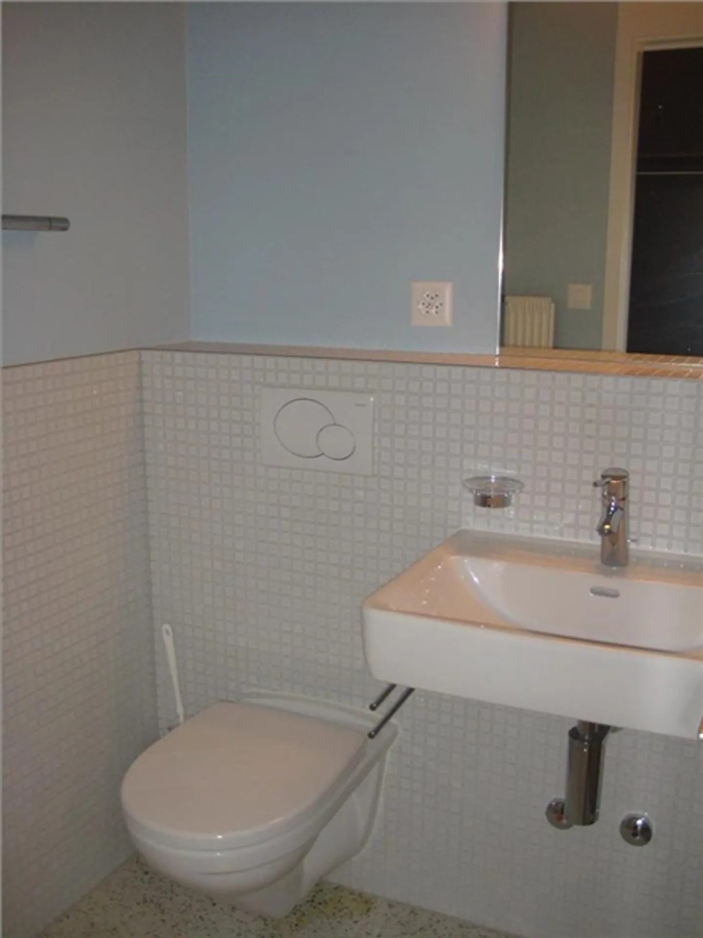 Perfect for students or singles! - Photo 6 of 7