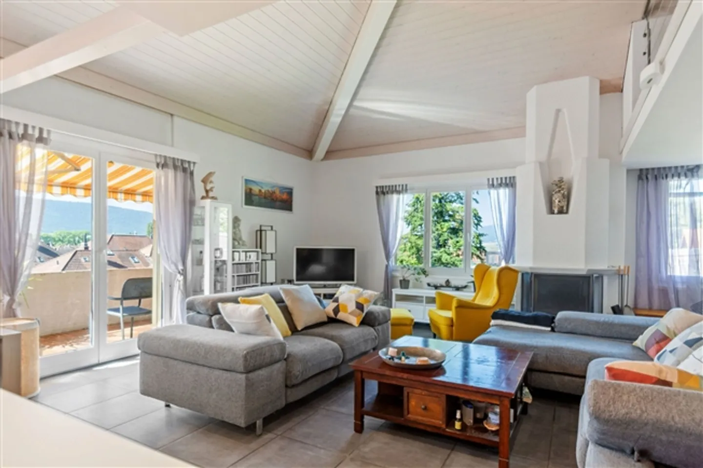 Dombresson, magnificent 4.5-room penthouse in the attic, garage, parking space - Photo 2 of 11