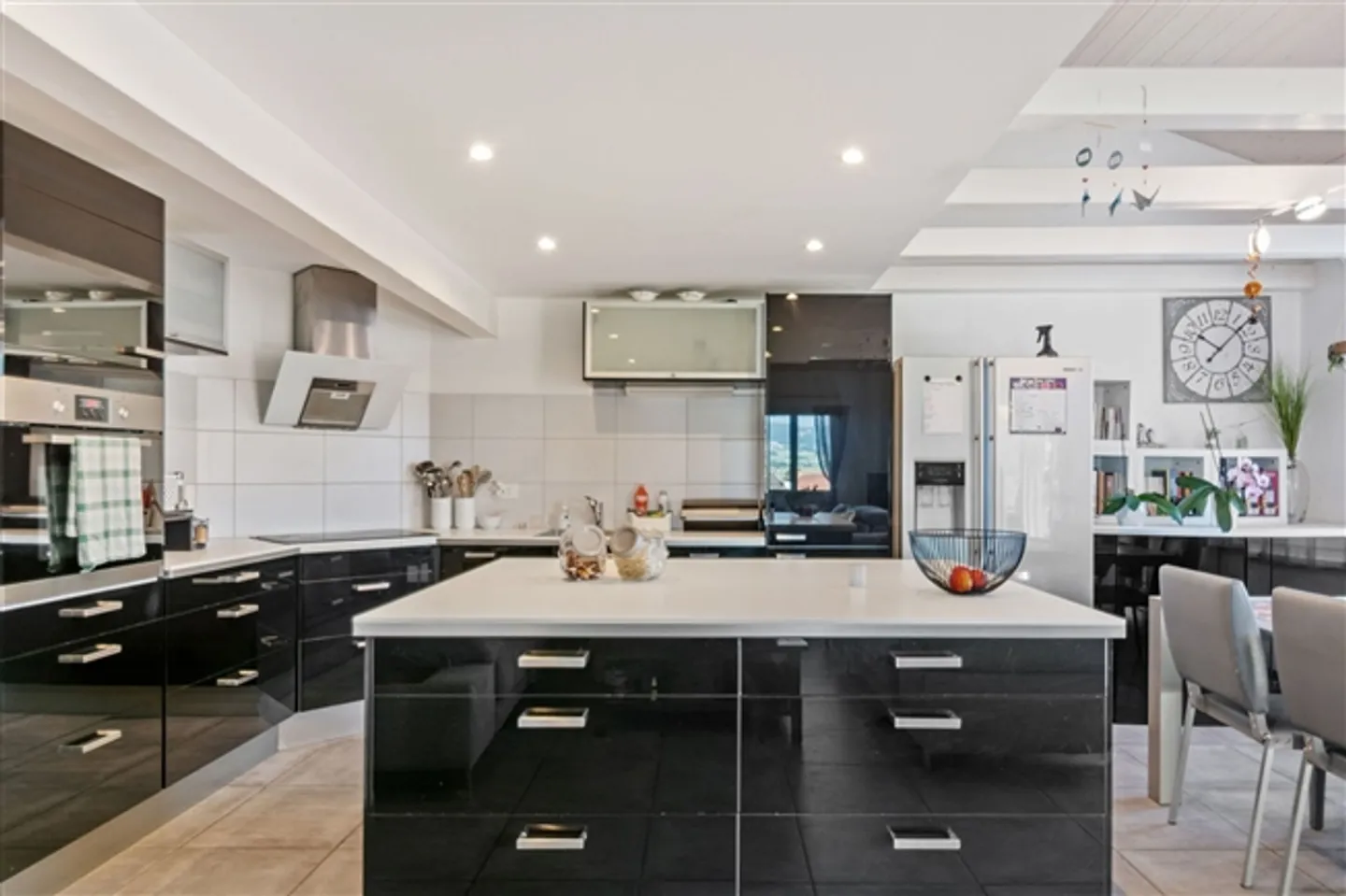 Dombresson, magnificent 4.5-room penthouse in the attic, garage, parking space - Photo 1 of 11