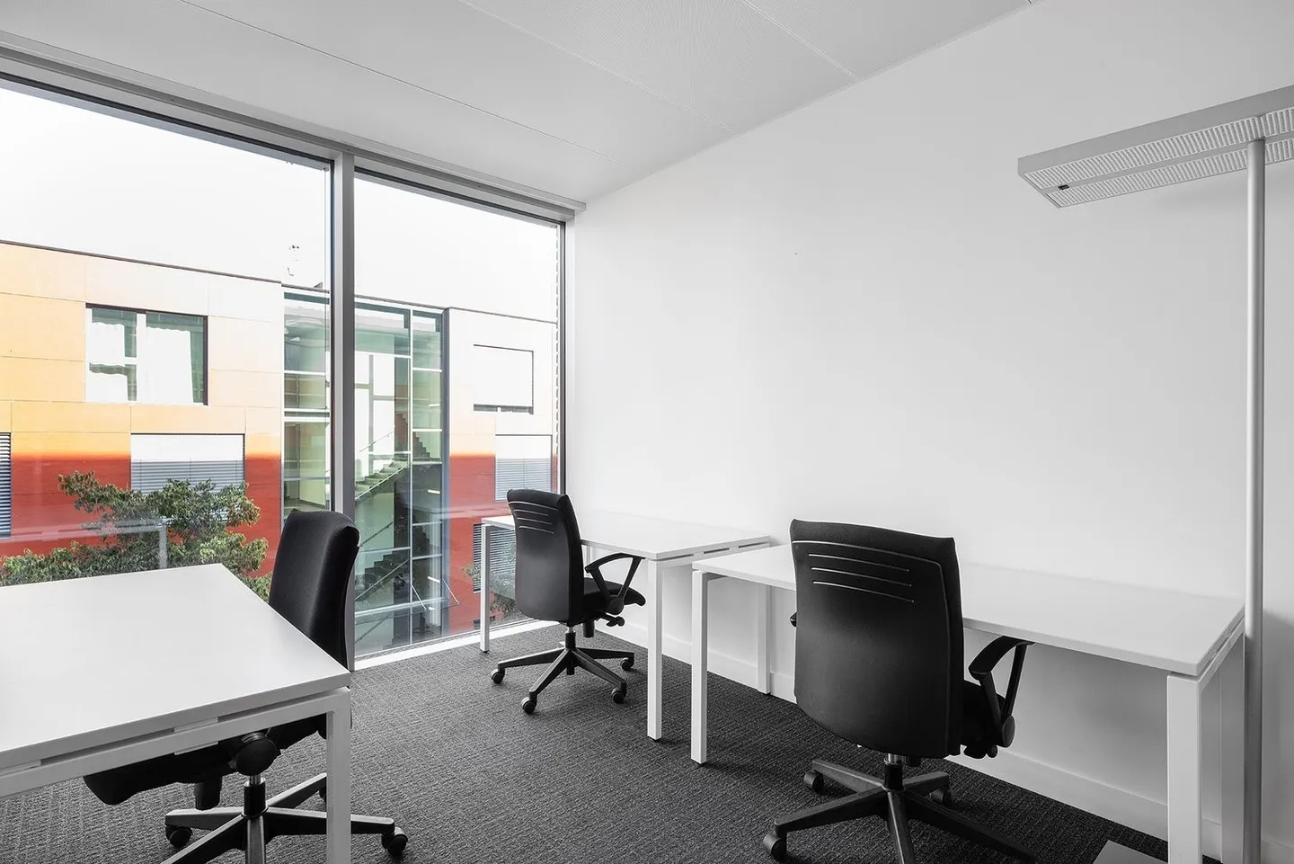 Espace de bureau privé pour 3 personnes à Regus Station Lakeside - Photo 1 sur 7