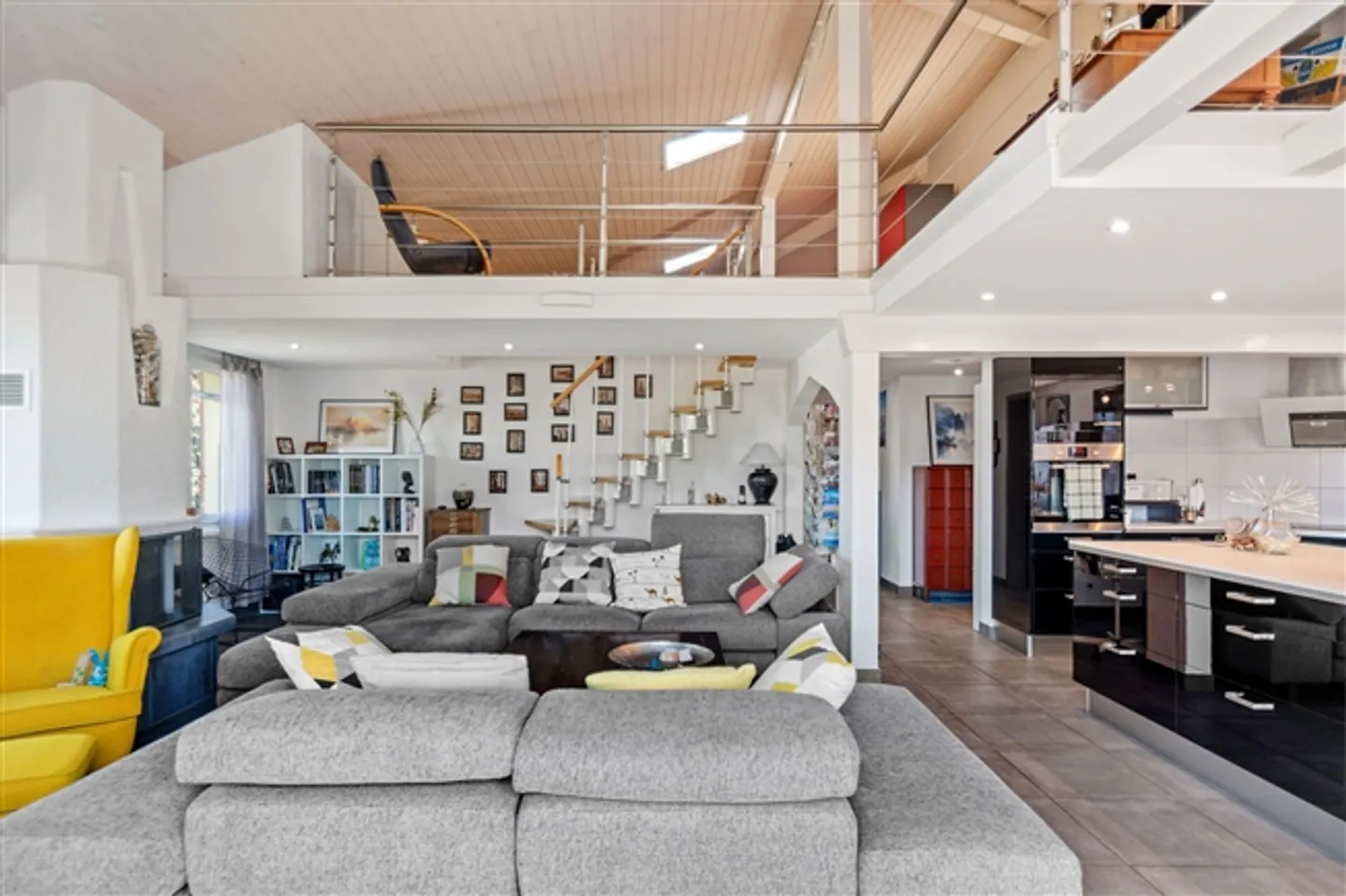 Dombresson, magnificent 4.5-room penthouse in the attic, garage, parking space - Photo 4 of 11