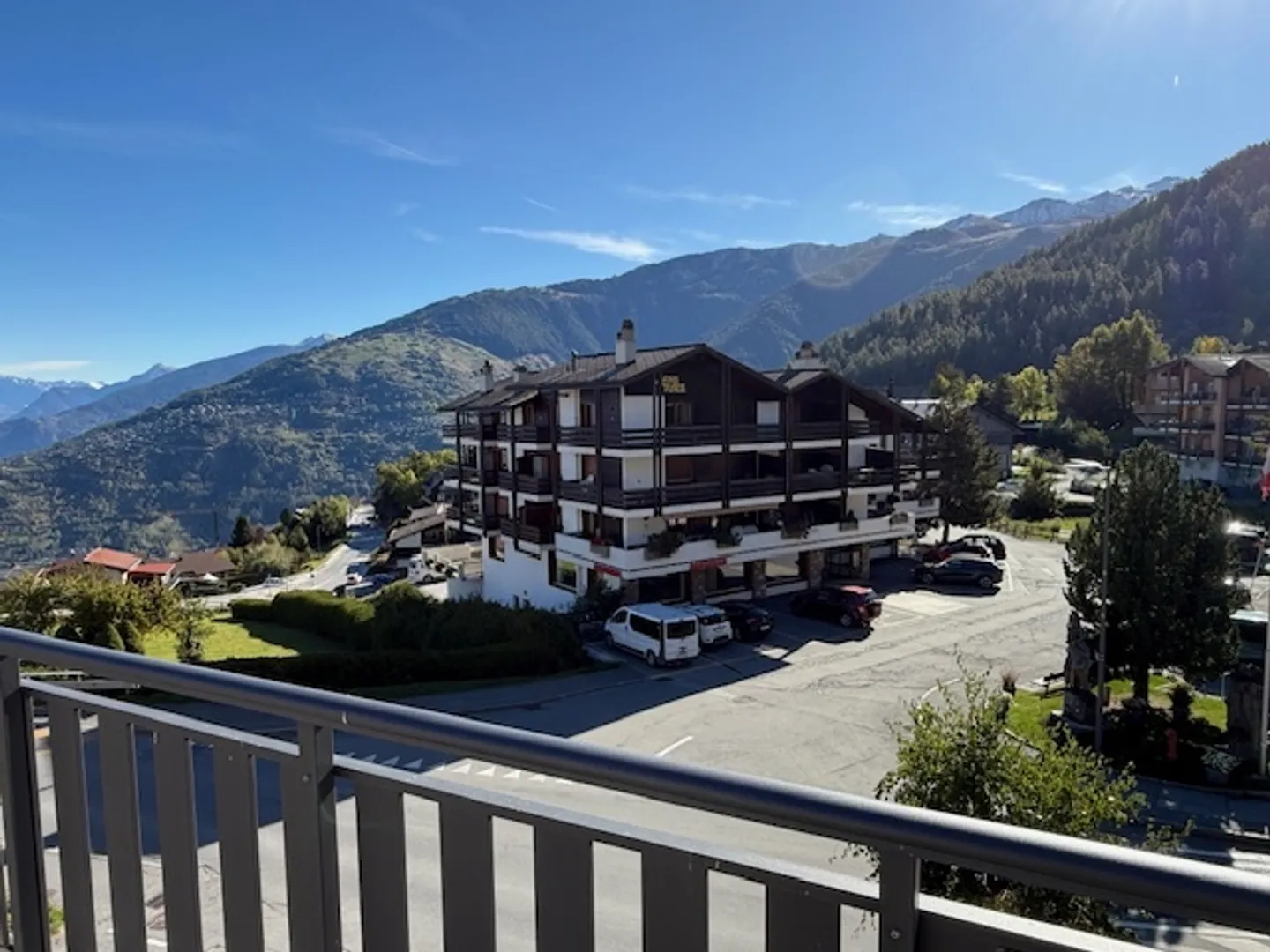 Haute-Nendaz, commercial space with terrace in the center of the resort - Photo 1 of 5