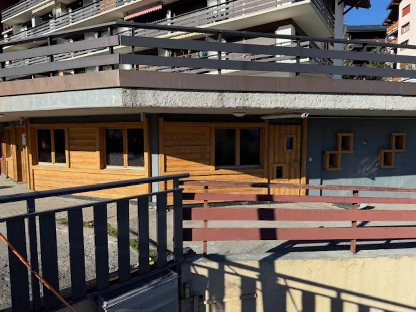Haute-Nendaz, commercial space with terrace in the center of the resort - Photo 2 of 5